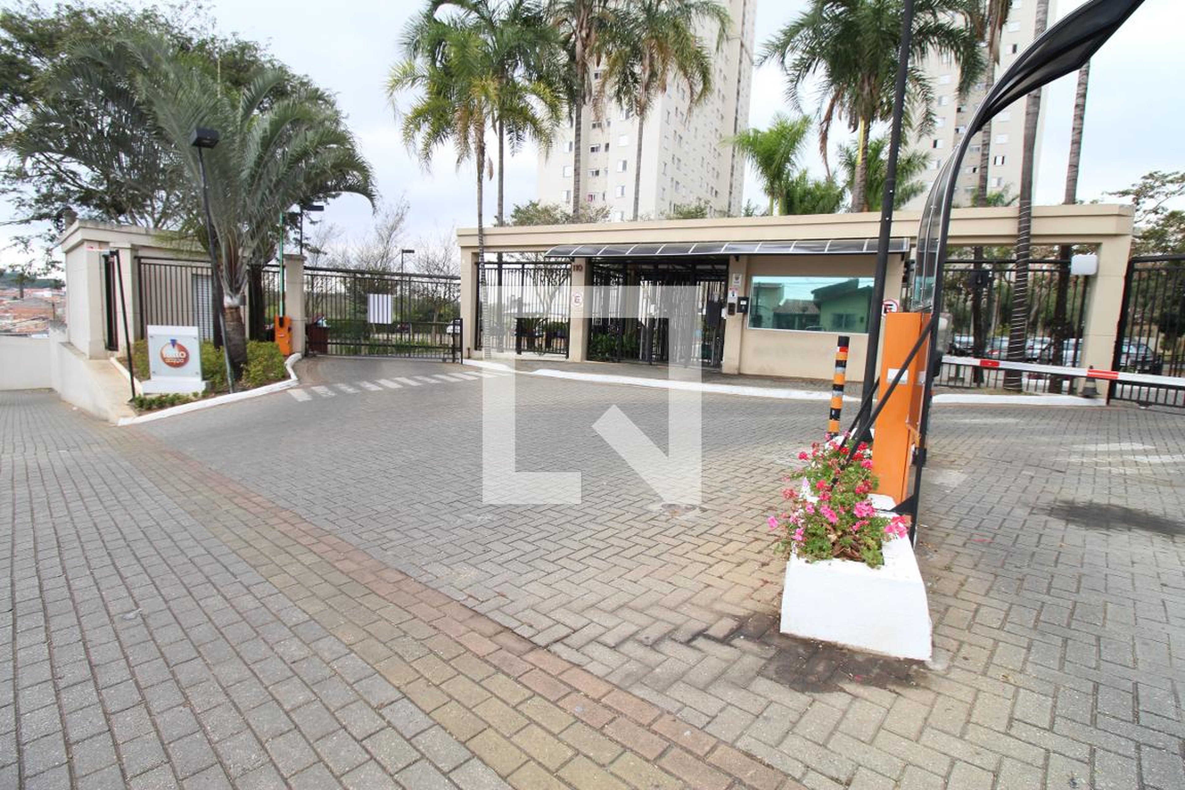 Portaria Condomínio em Rua Charles Diamond, 110