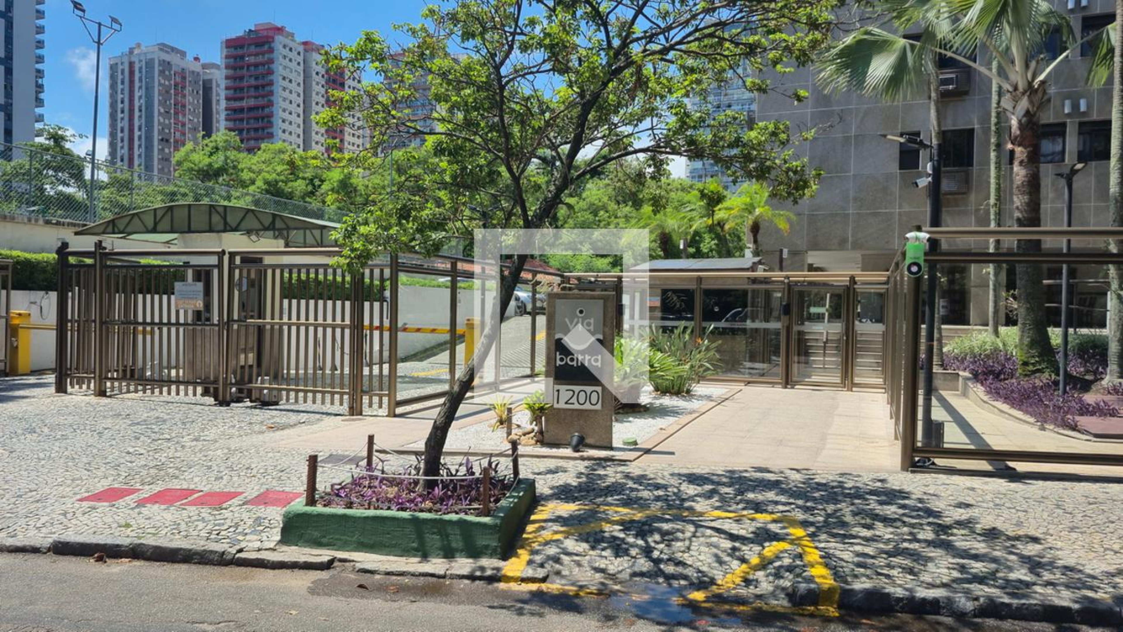 Fachada do Condomínio Condomínio Via Barra
