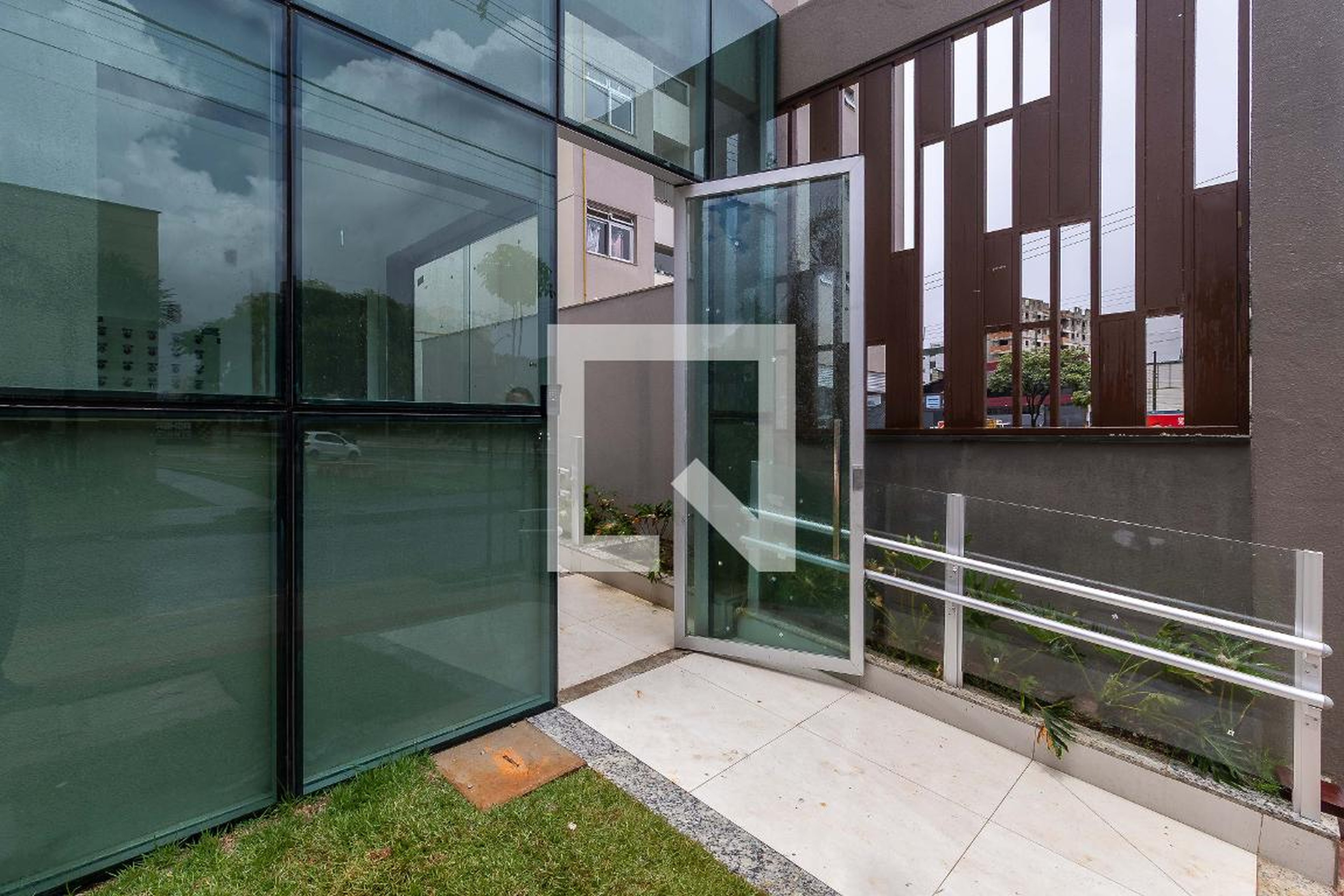 Fachada Condomínio em Rua Aloísio Lobão Veras, 26