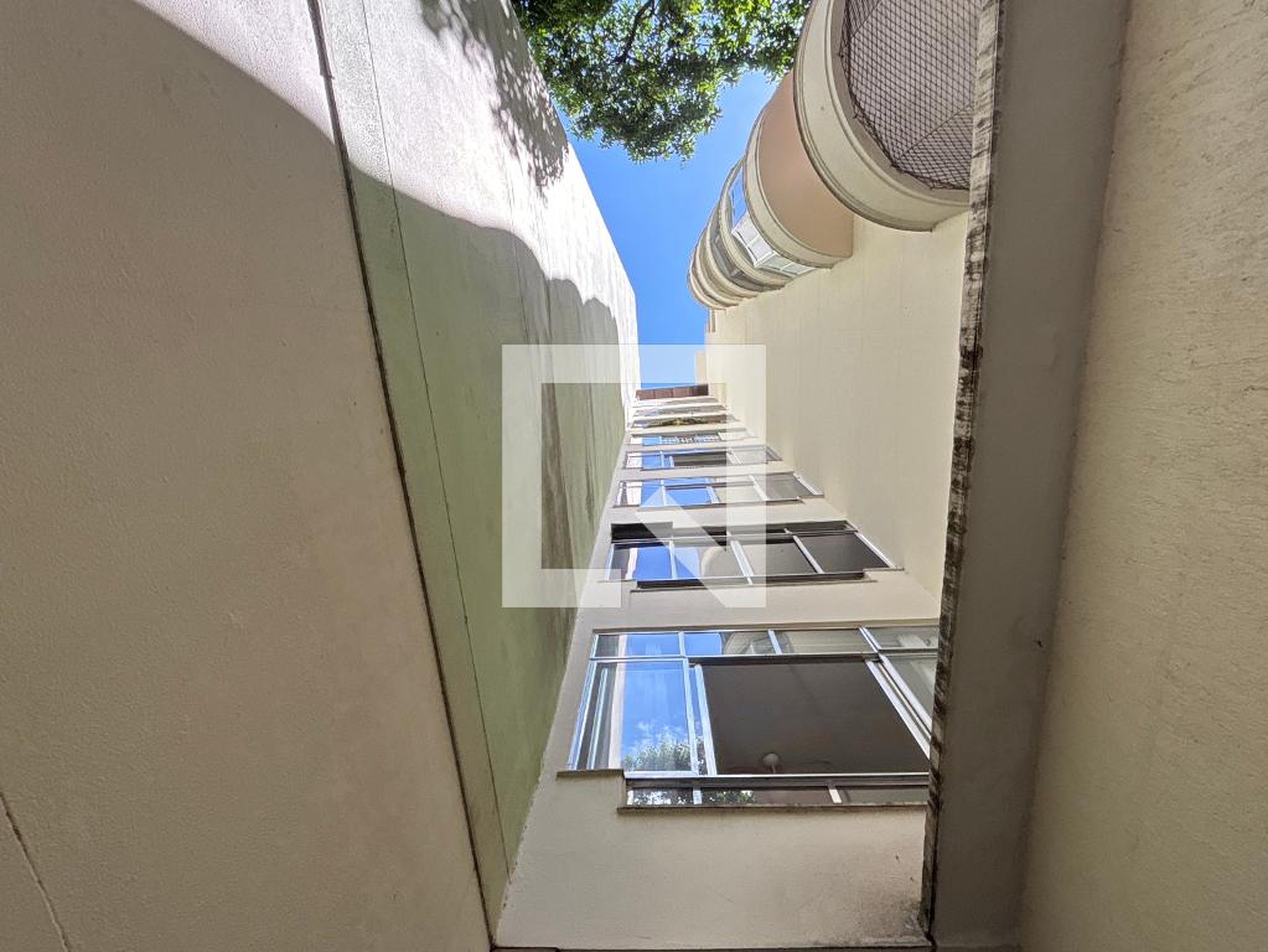 Fachada Condomínio em Rua Ministro Viveiros de Castro, 109