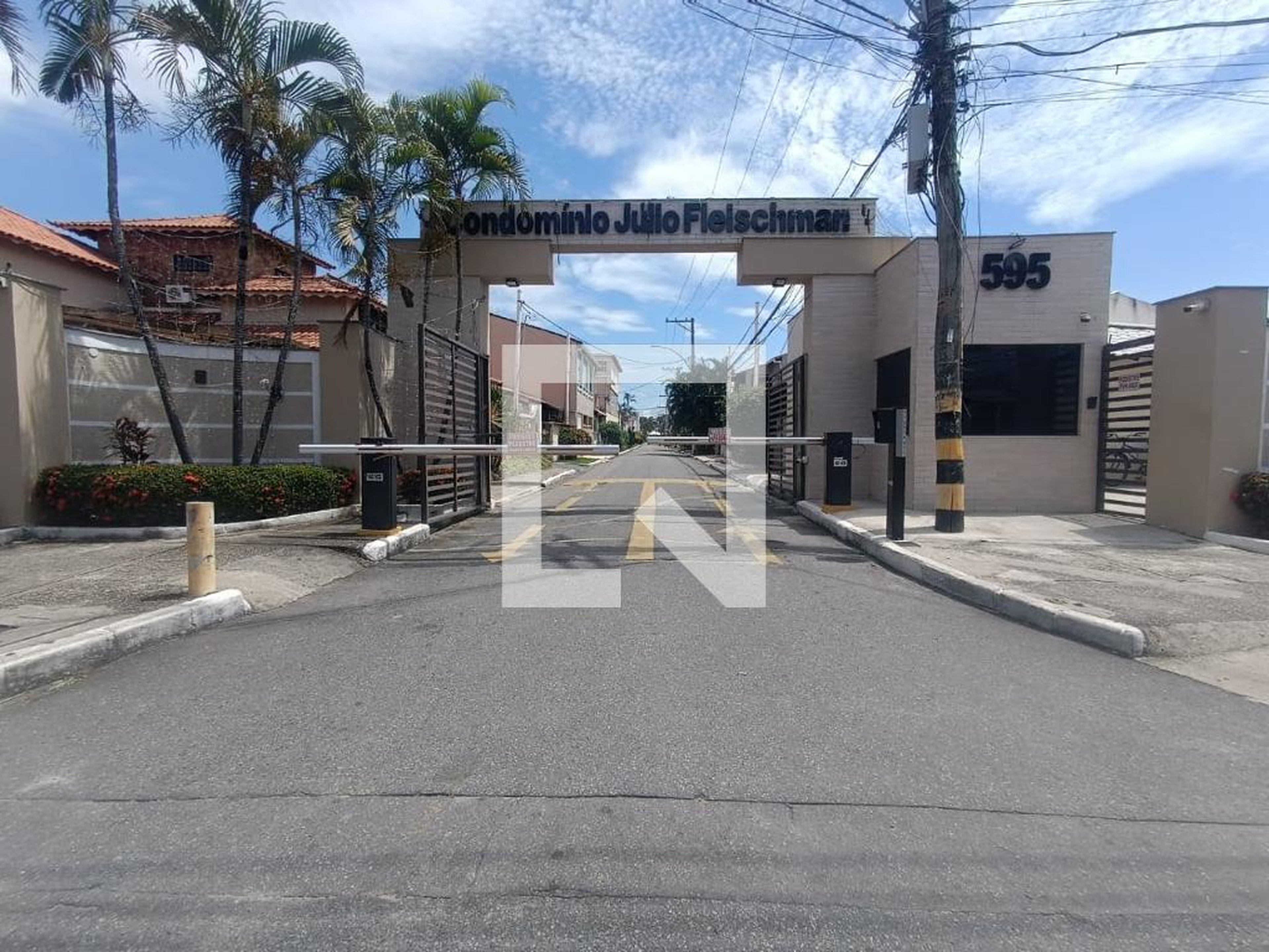 Fachada do Condomínio Condomínio em Estrada Iaraquã, 595