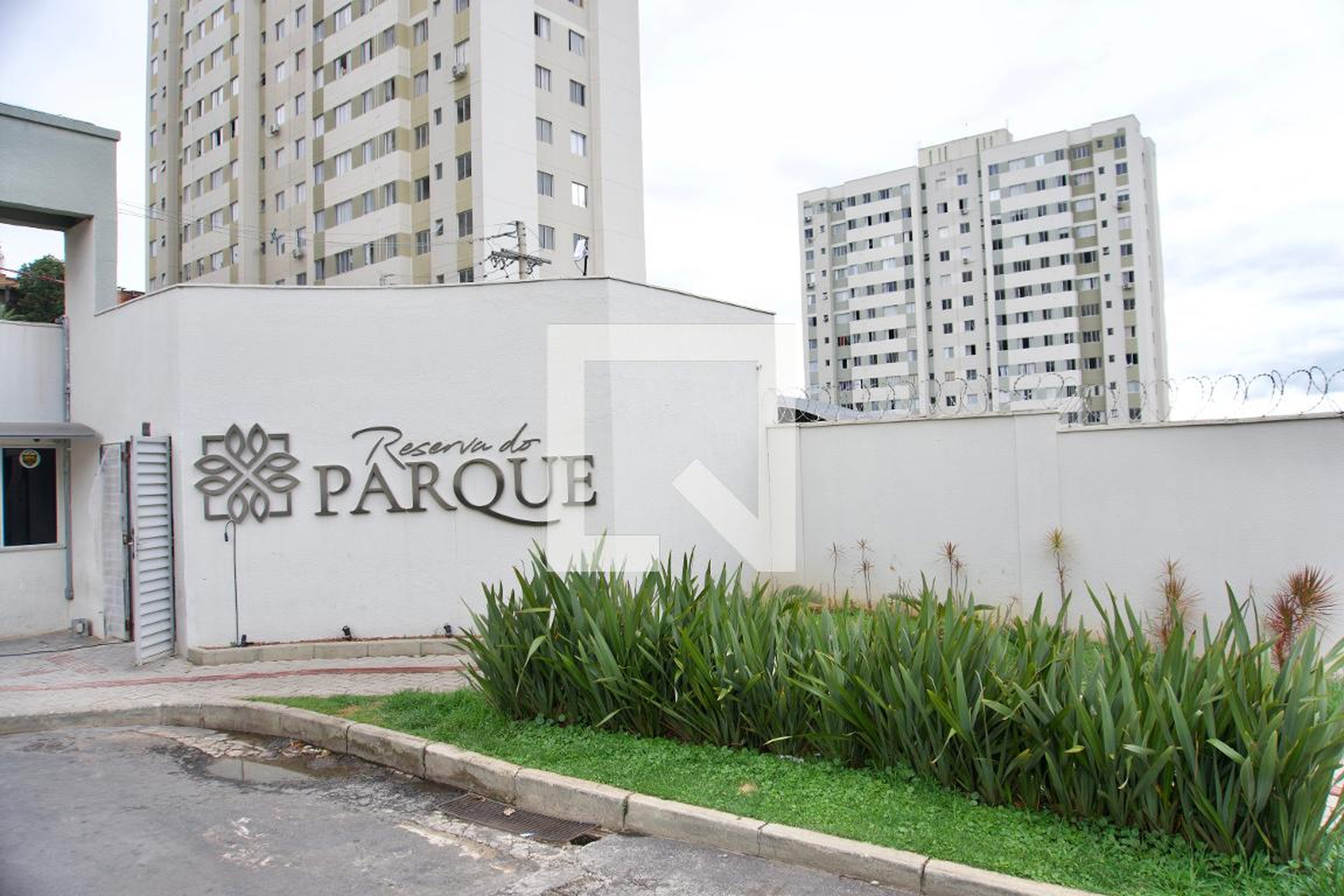 Fachada do Condomínio Condomínio Reserva do Parque