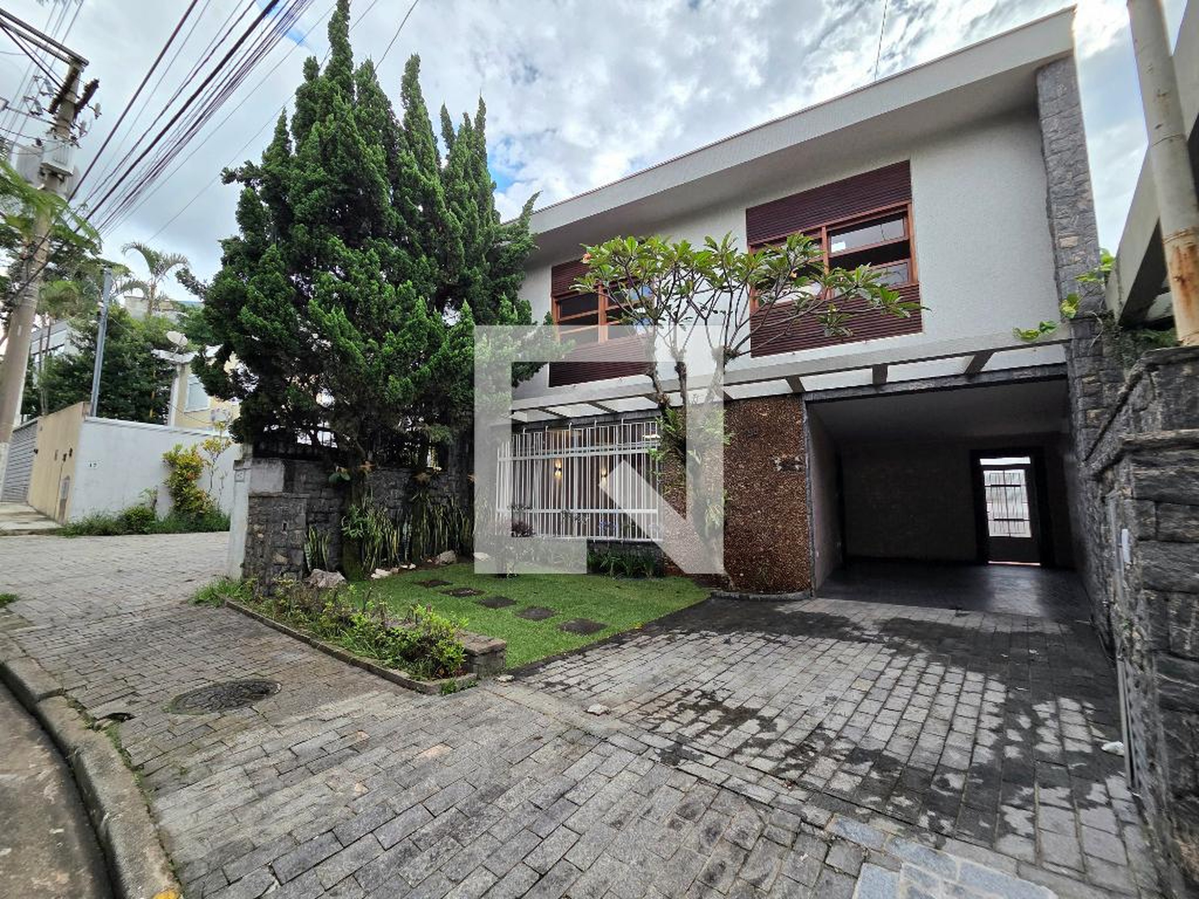 Fachada Condomínio em Rua Dona Alcide Rios de Castro, 55