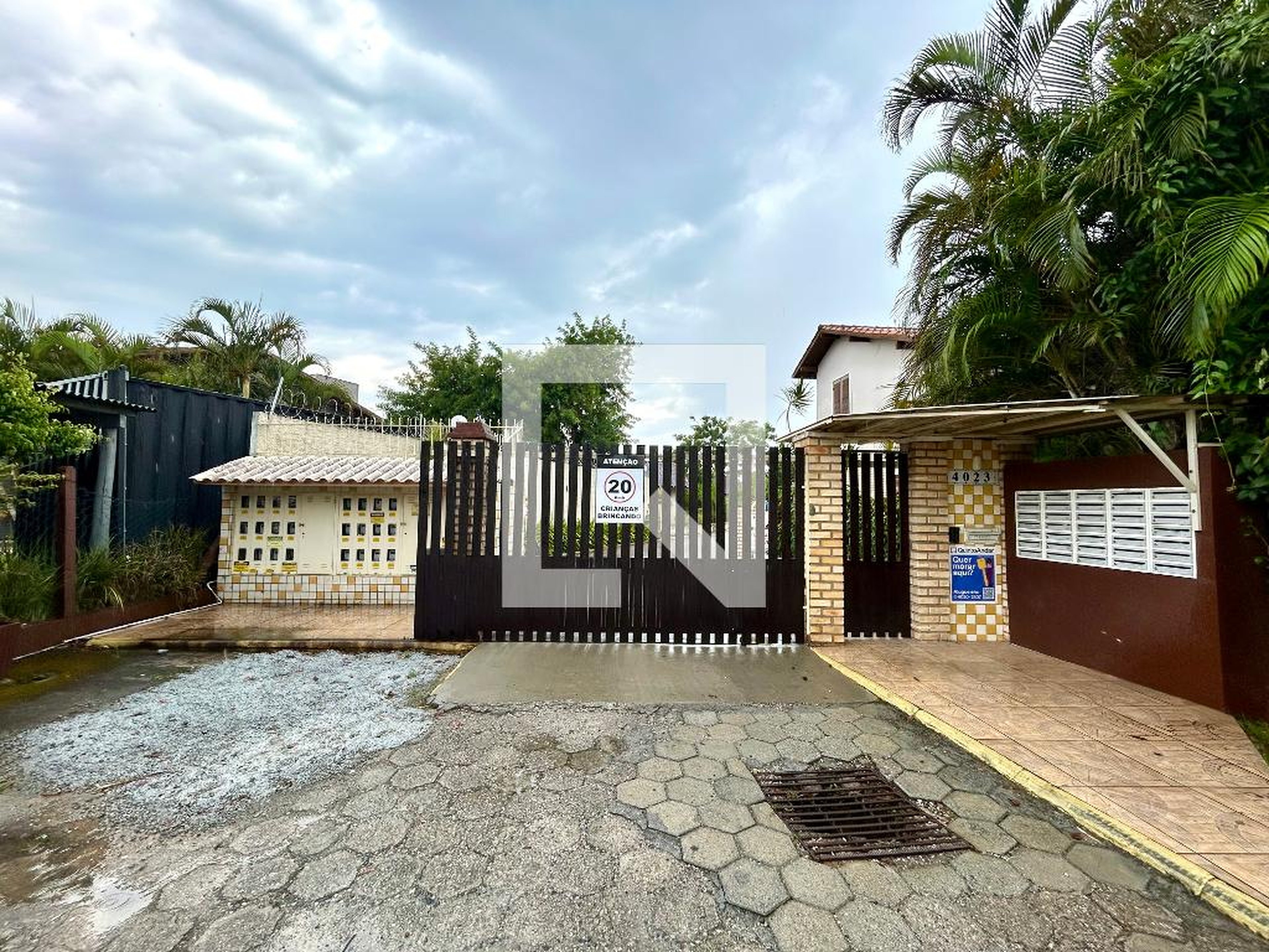 Fachada Condomínio em Rodovia Francisco Magno Vieira, 4023