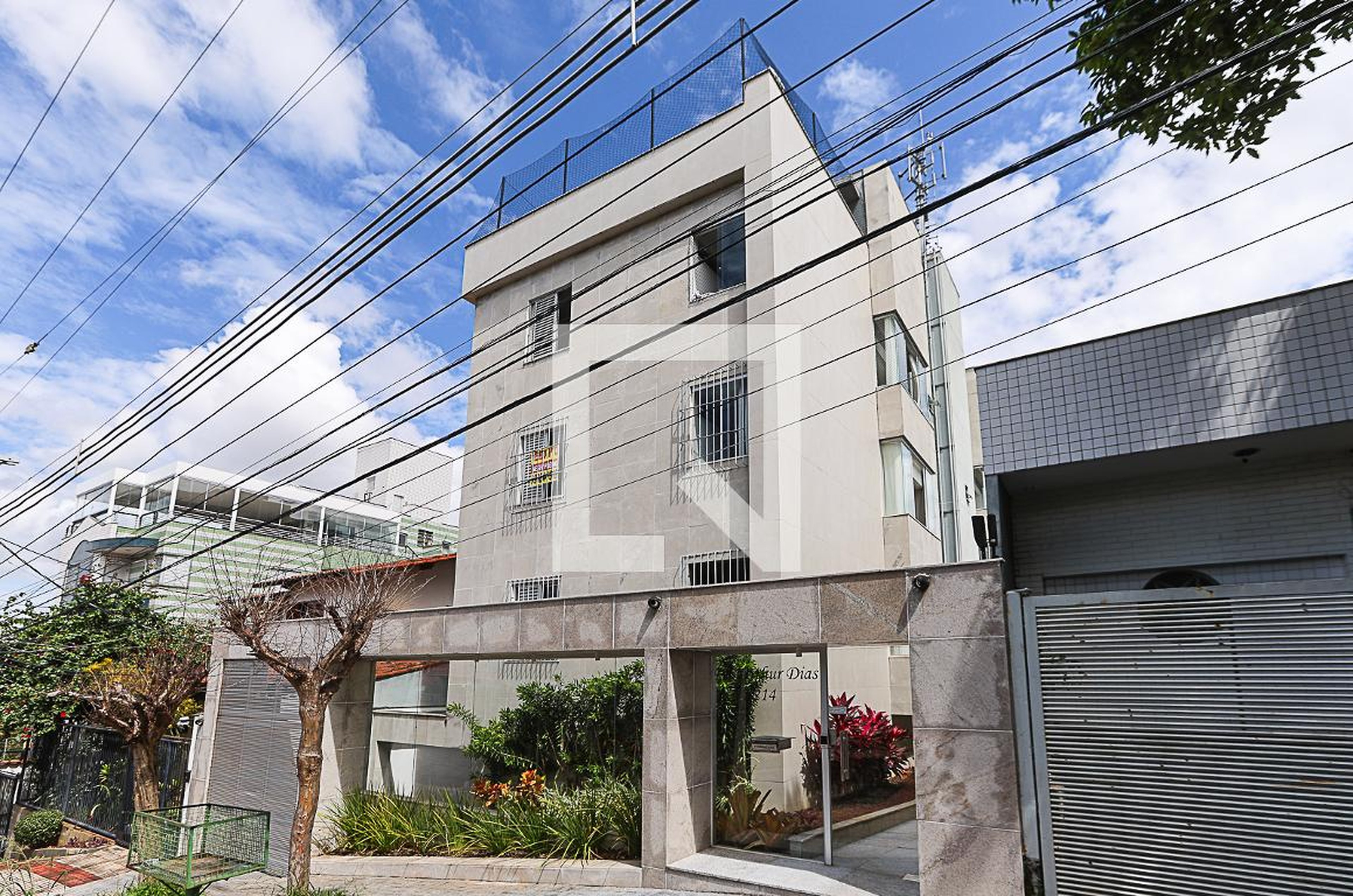 Fachada Condomínio em Rua Bom Despacho, 214