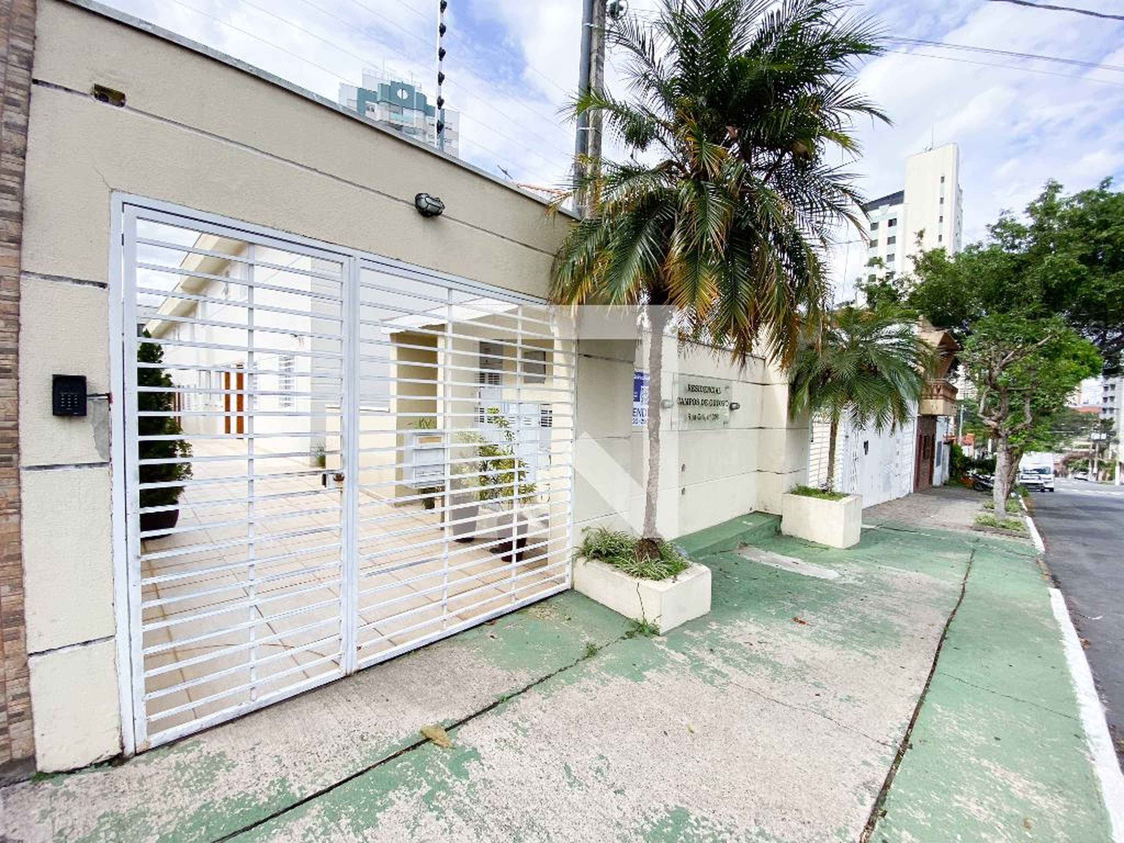 Fachada Condomínio em Rua Oiti, 308