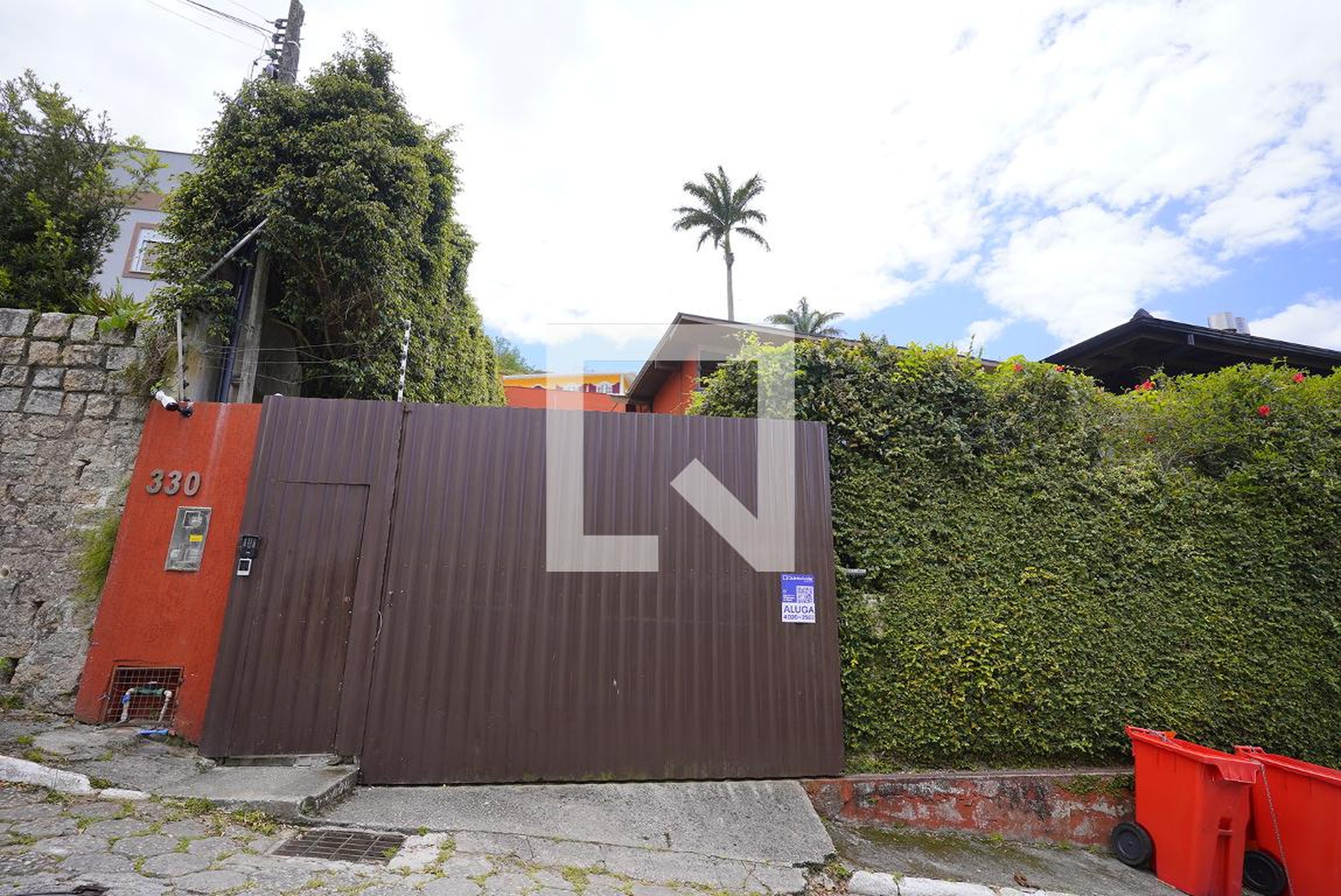 Fachada Condomínio em Rua Cônego Serpa, 330