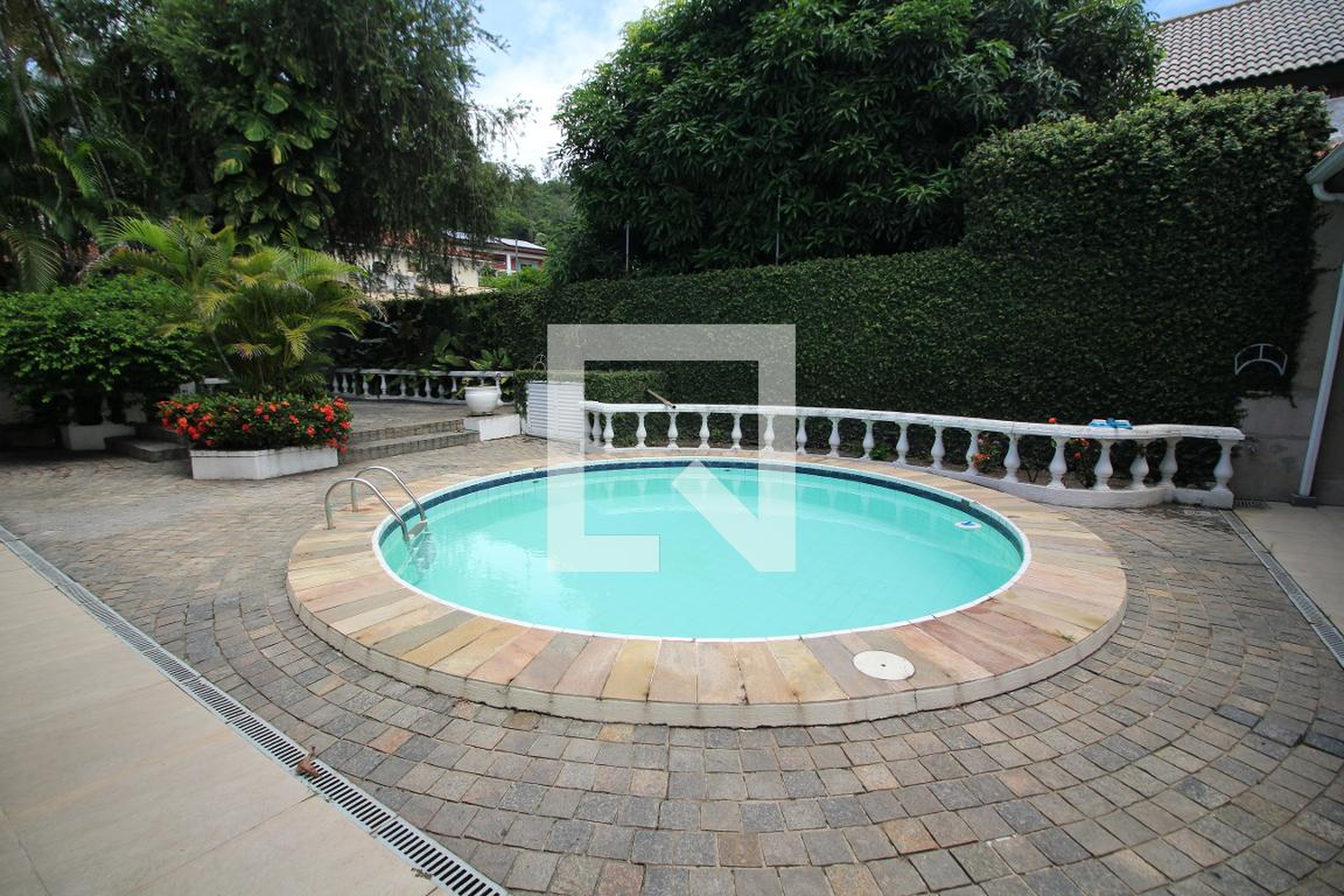 Piscina Condomínio em Rua Pinho Bosque Dos Esquilos, 68