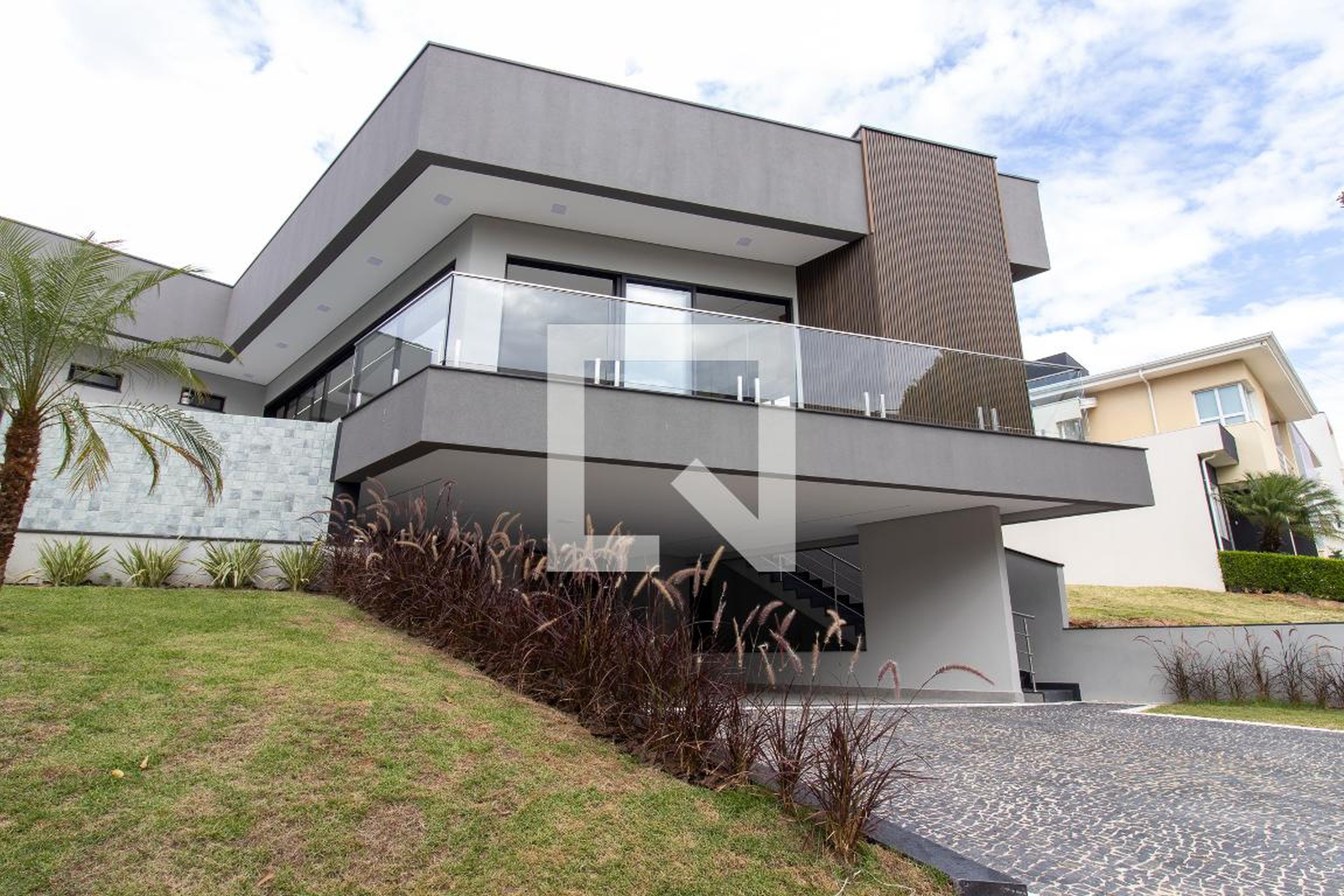 Fachada Condomínio em Rua Admir Albieri, 178