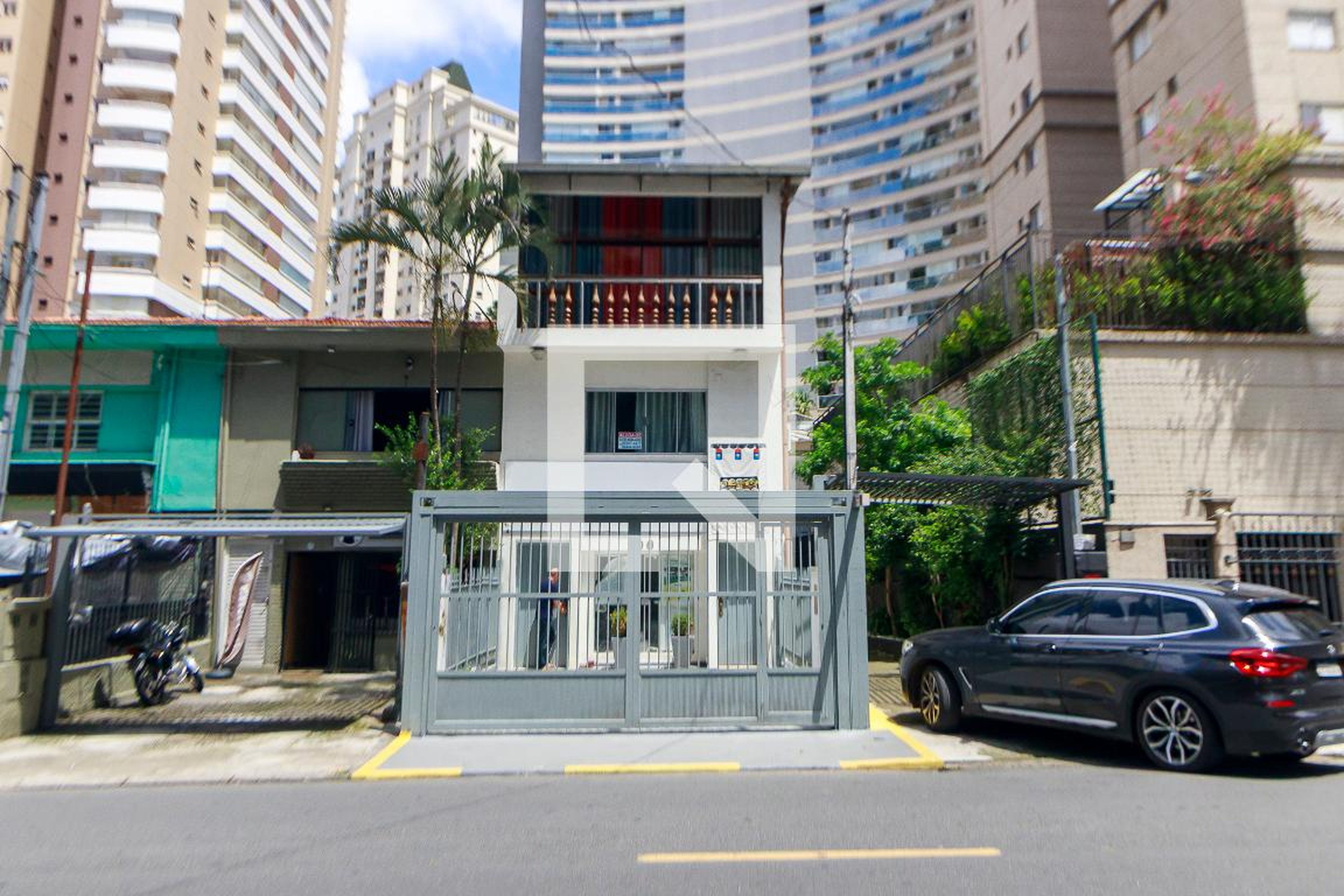 Fachada Condomínio em Rua Bacaetava, 106