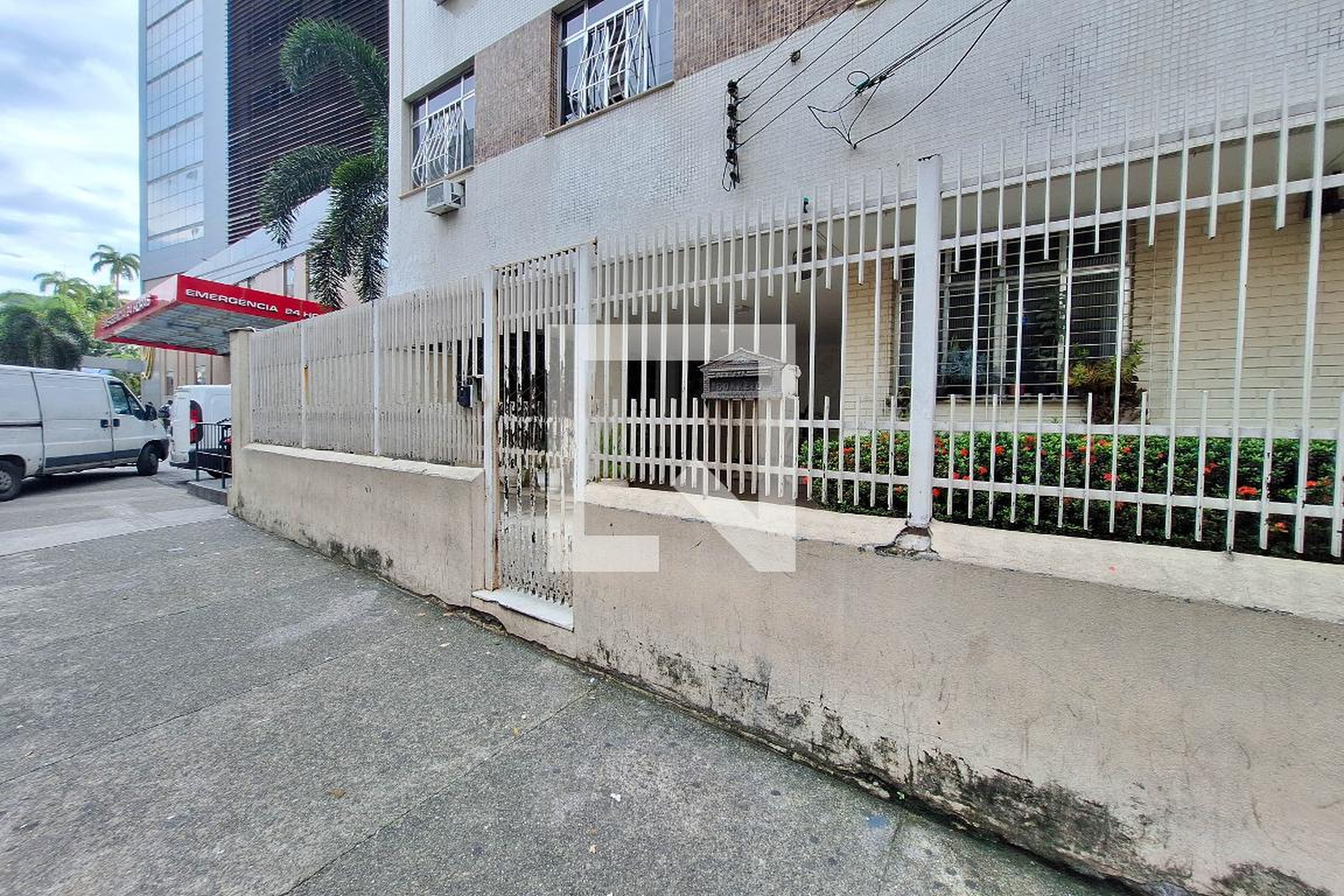 Fachada Condomínio em Rua Mariz e Barros, 522