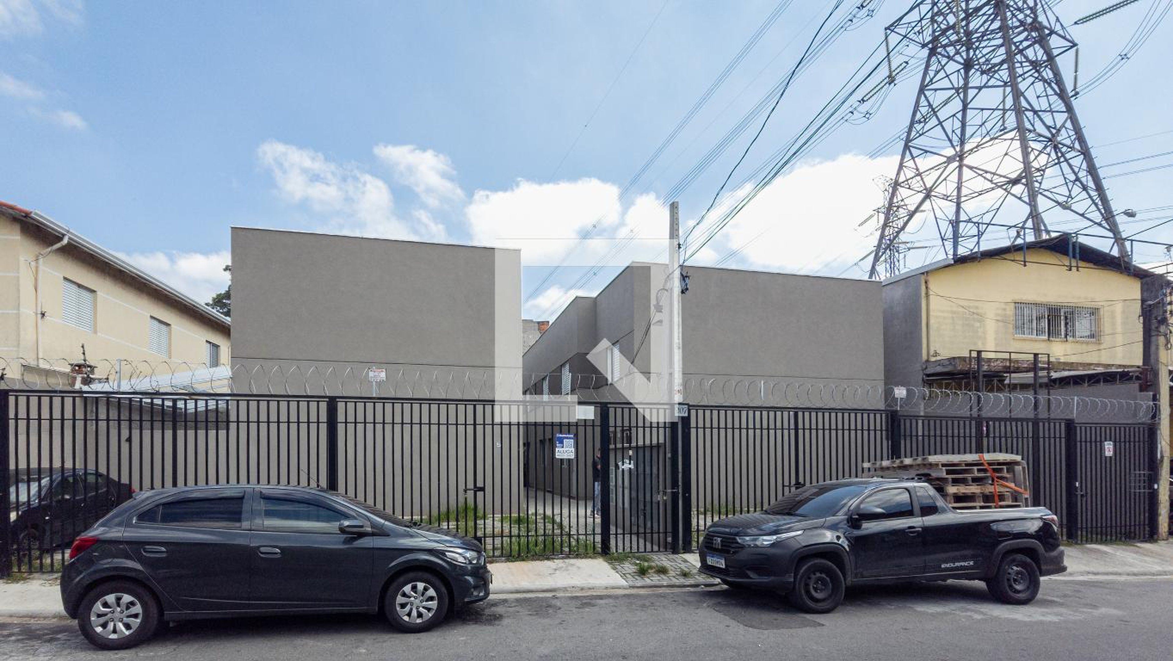 Fachada Condomínio em Rua Coral, 207