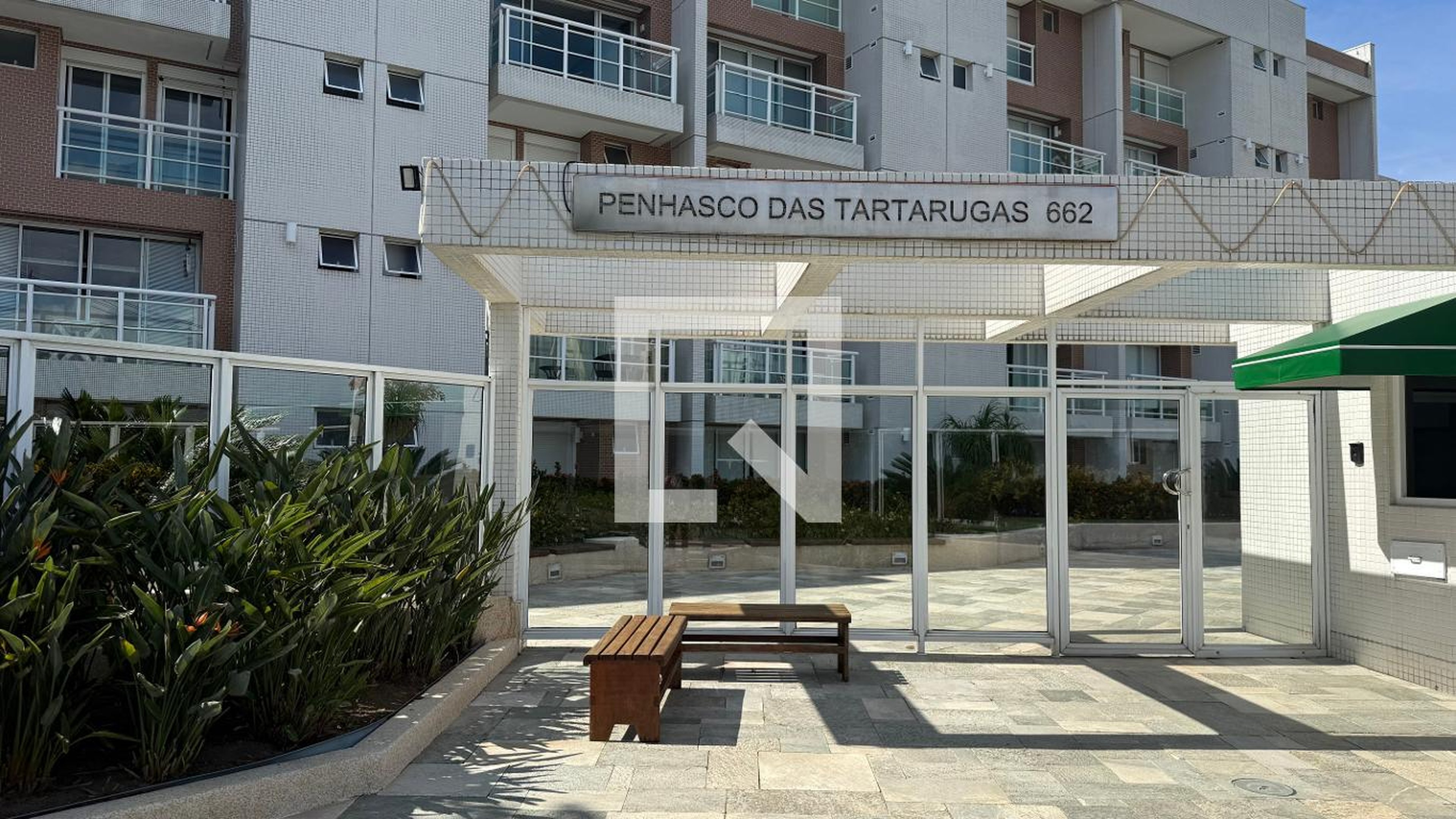 Fachada Condomínio Penhasco das Tartarugas