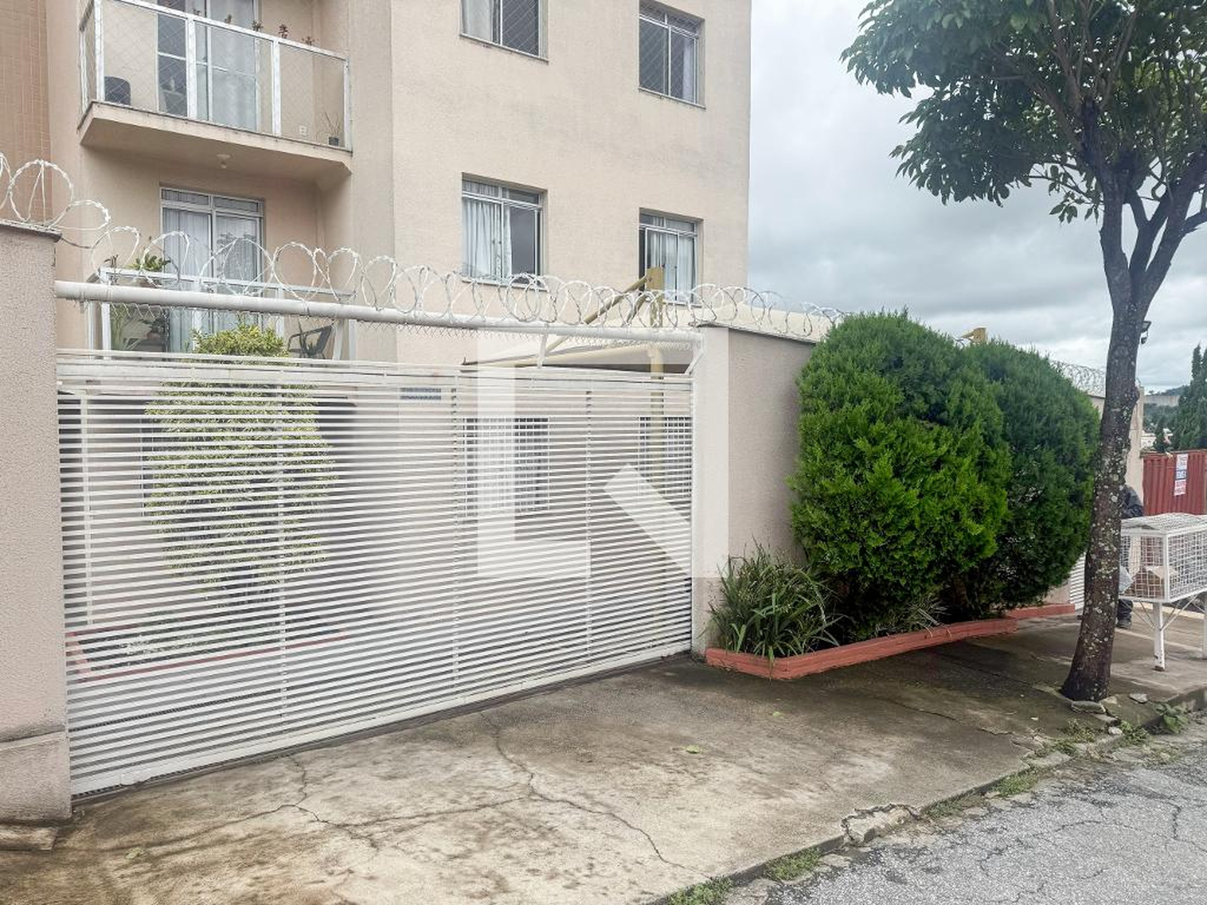 Fachada Condomínio em Rua Montes Claros, 376