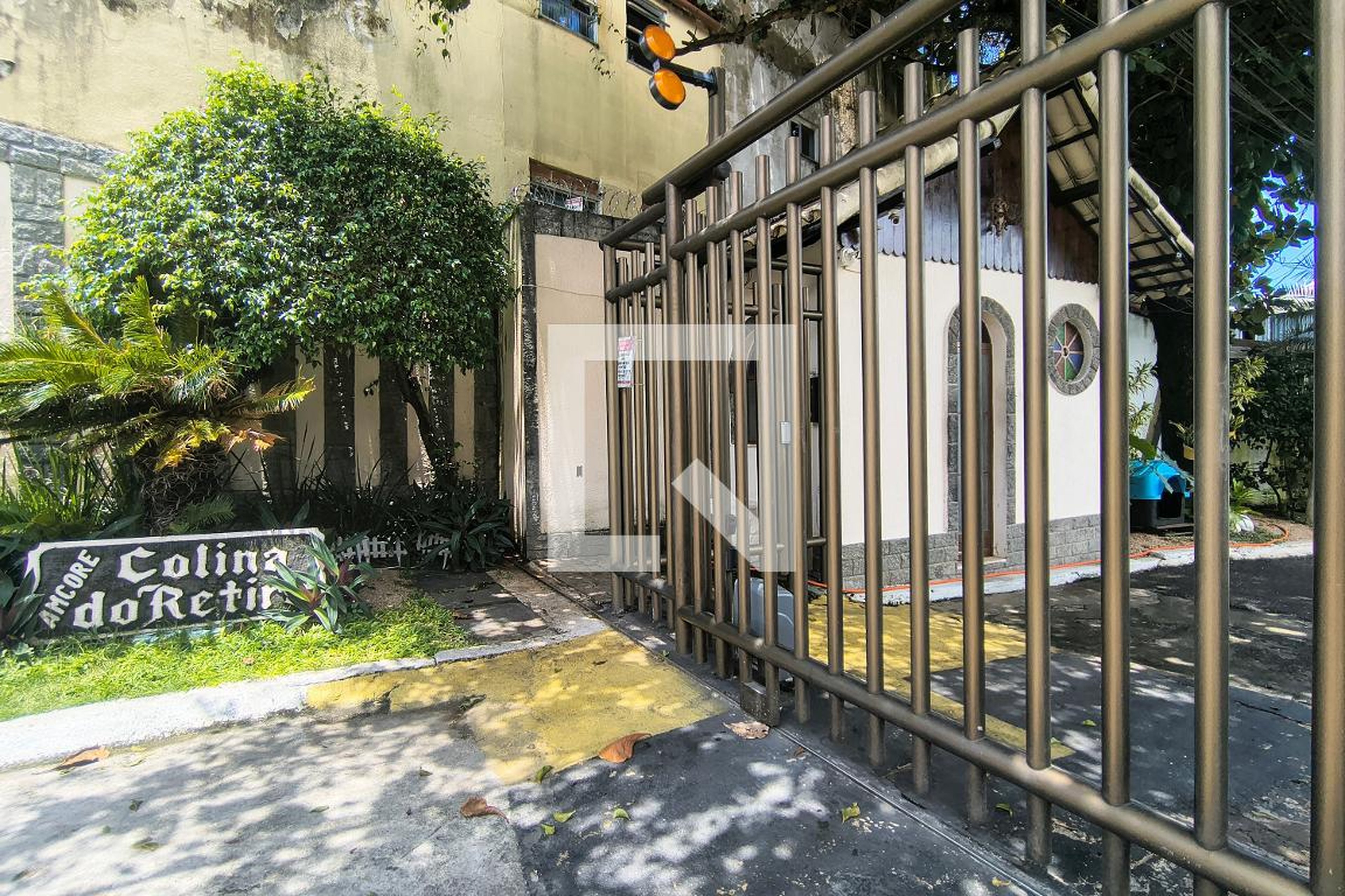Fachada do condomínio Condomínio em Rua Maria Magalhães Pinto, 141
