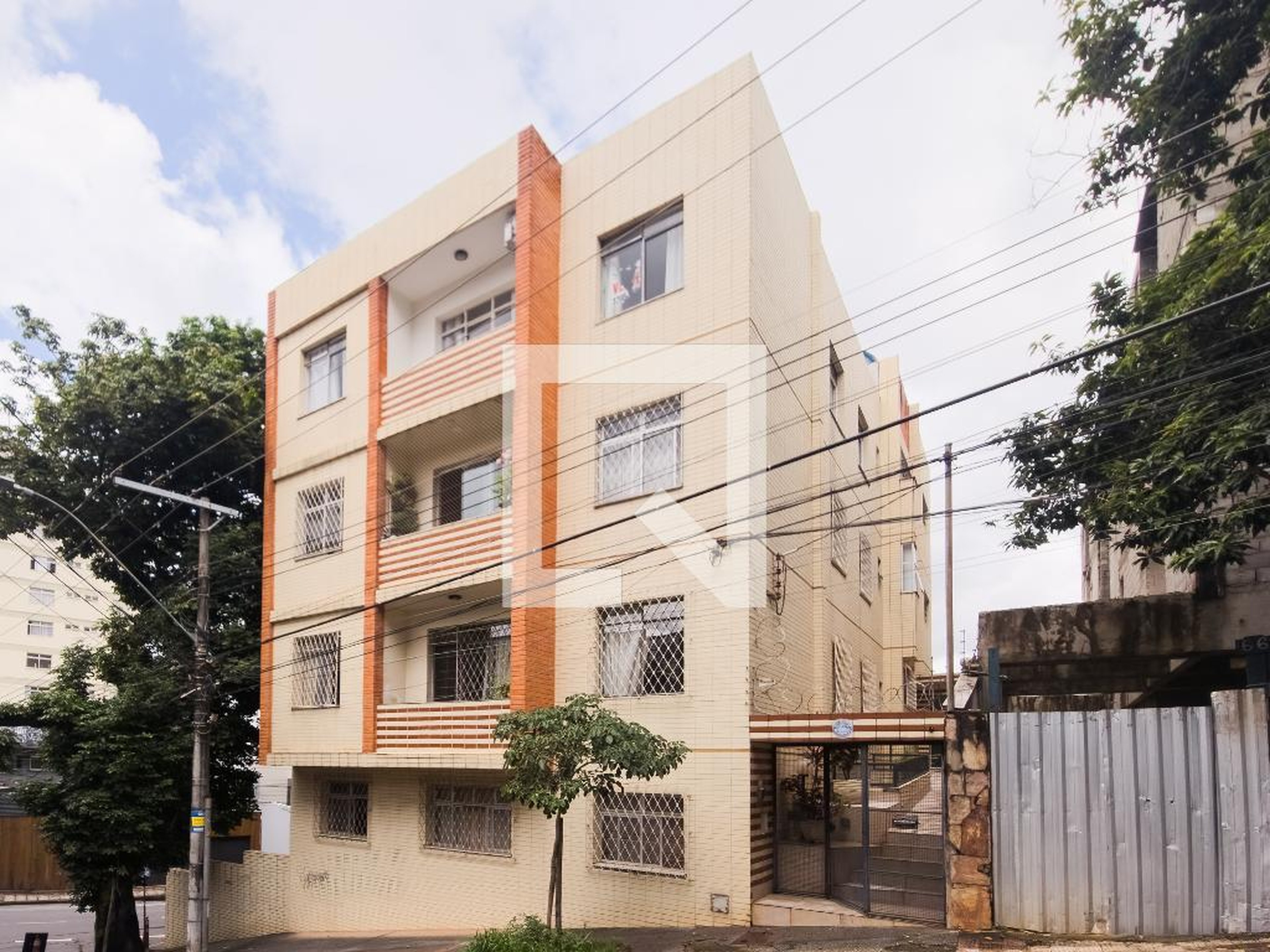 Fachada Condomínio em Rua Brás Cubas, 82