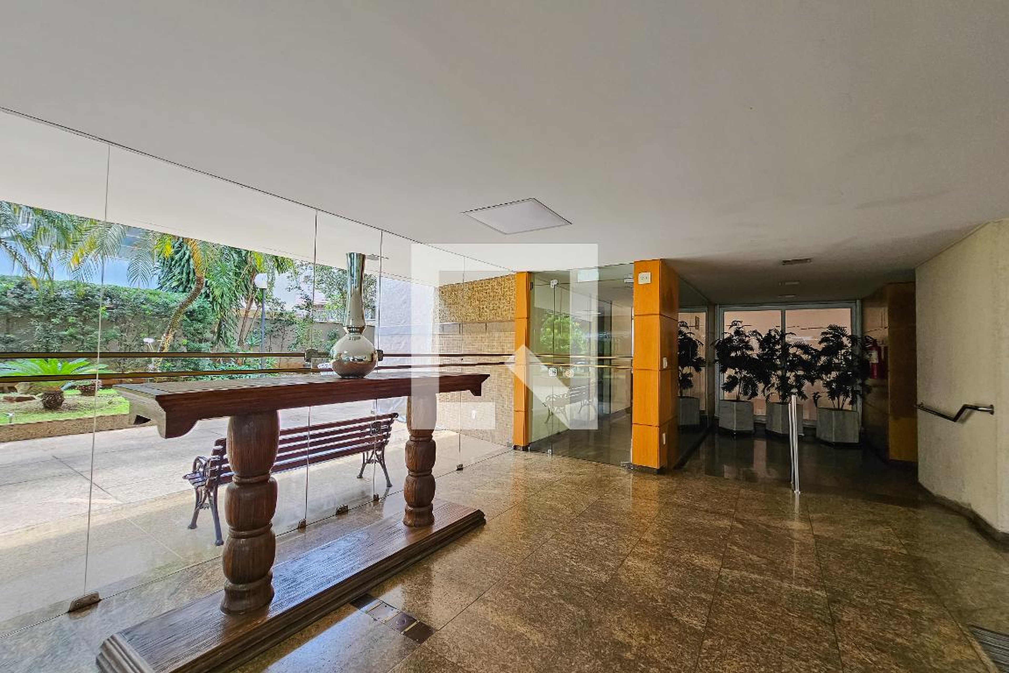 Hall de entrada Condomínio em Rua Bernardo Guimarães, 2703