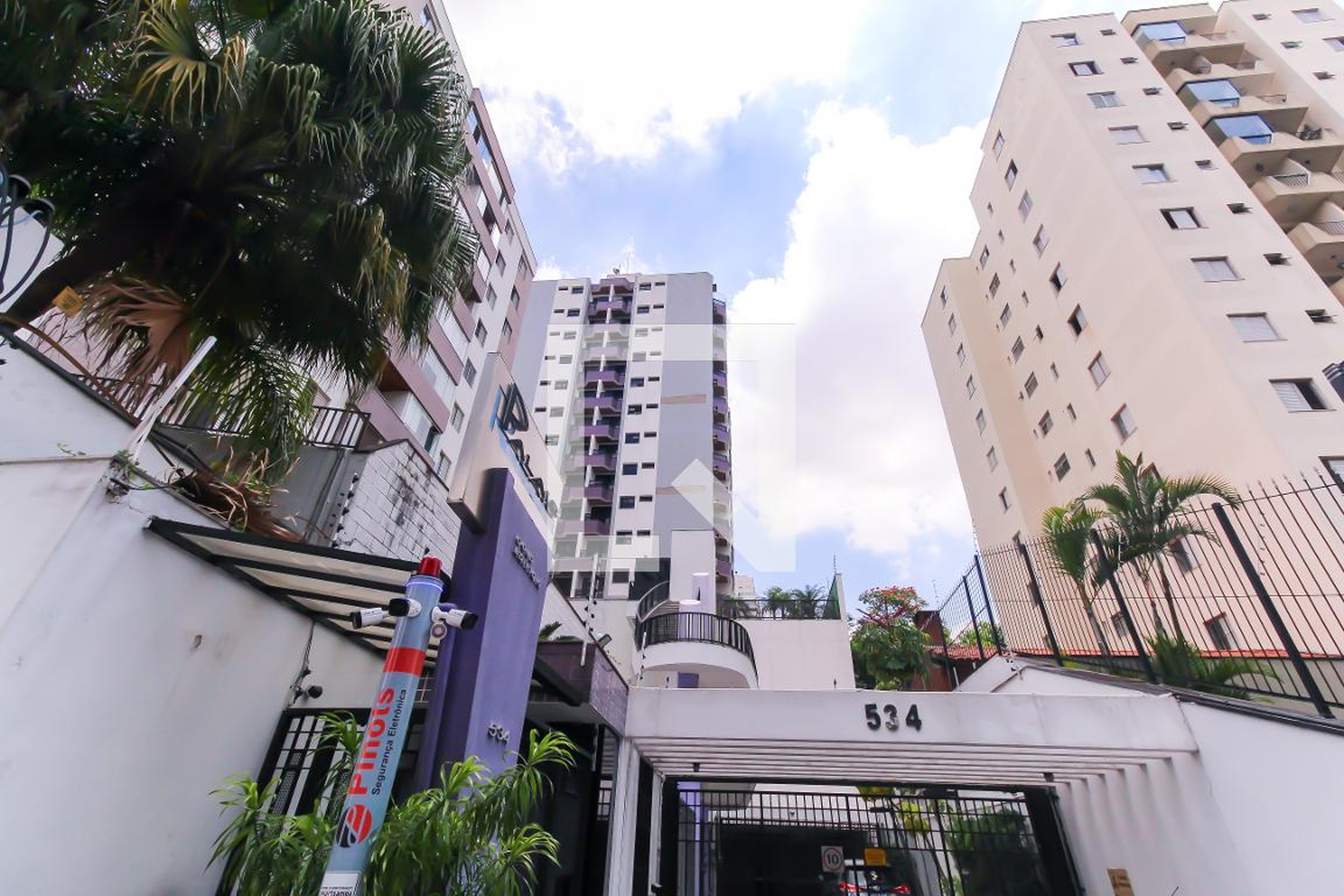 Fachada Condomínio em Rua Vitoantônio Del Vecchio, 524