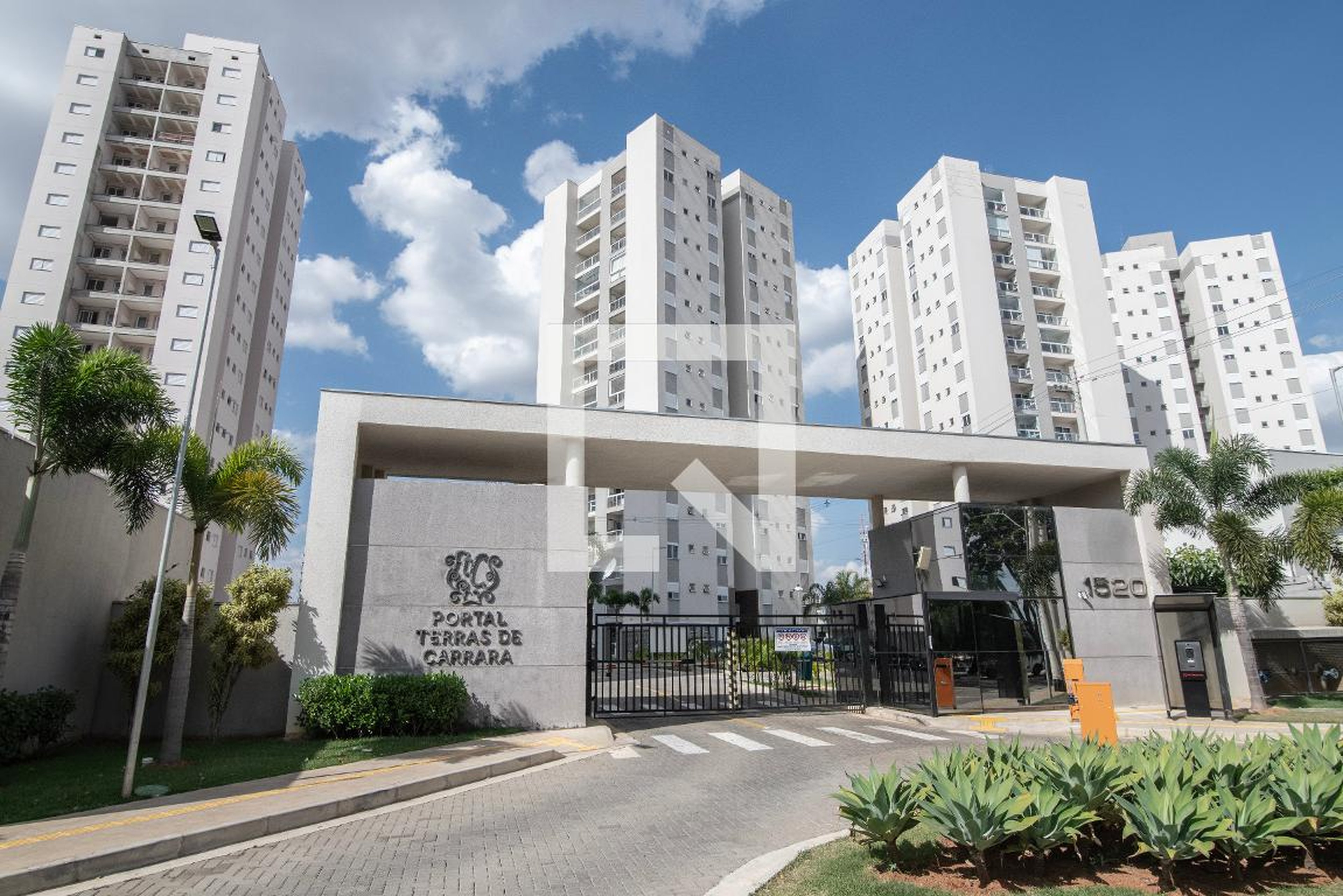 Fachada do Condomínio Condomínio Portal Terras de Carrara