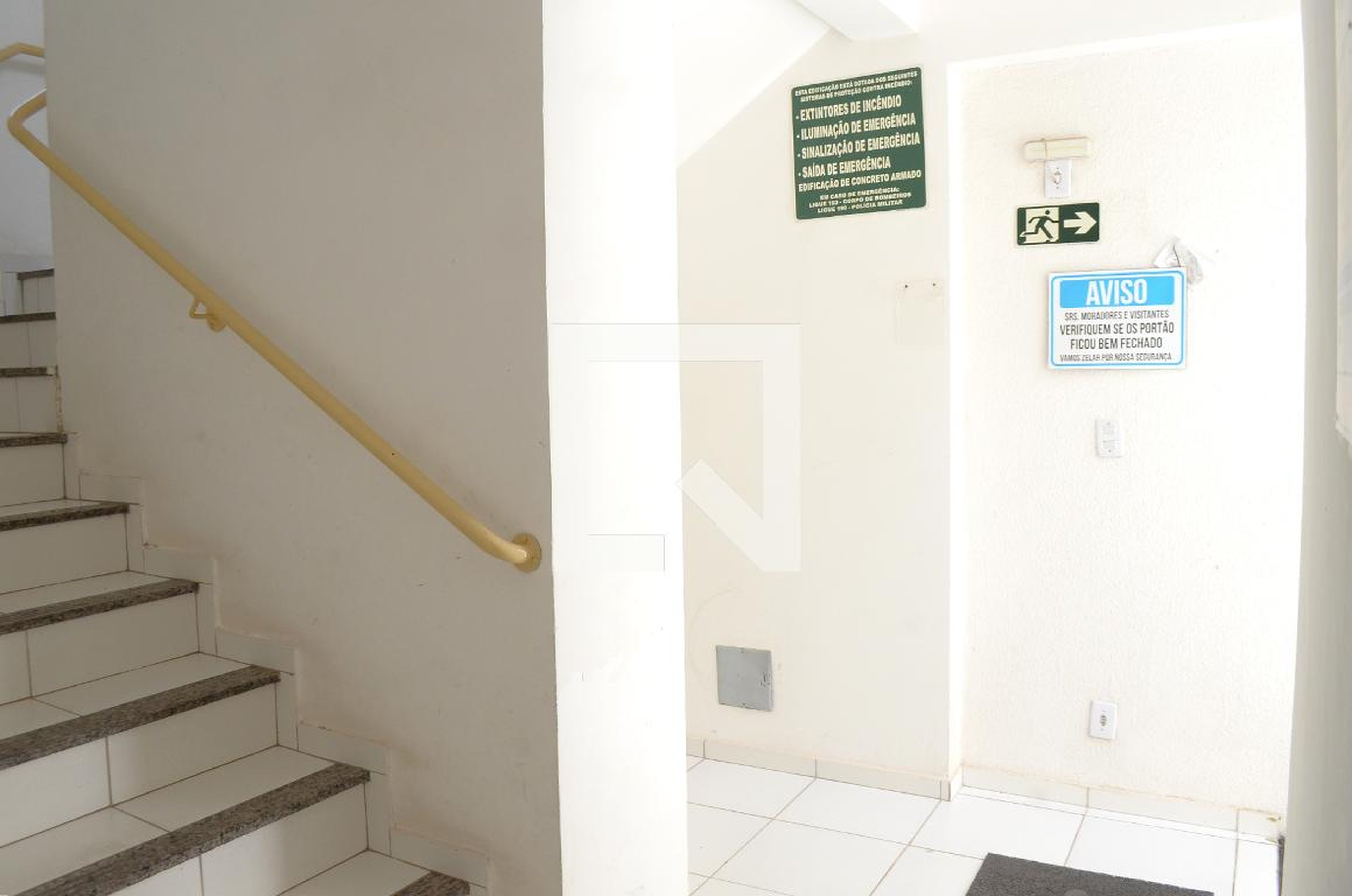 Hall de entrada Condomínio em Rua José Constantino dos Santos, 465