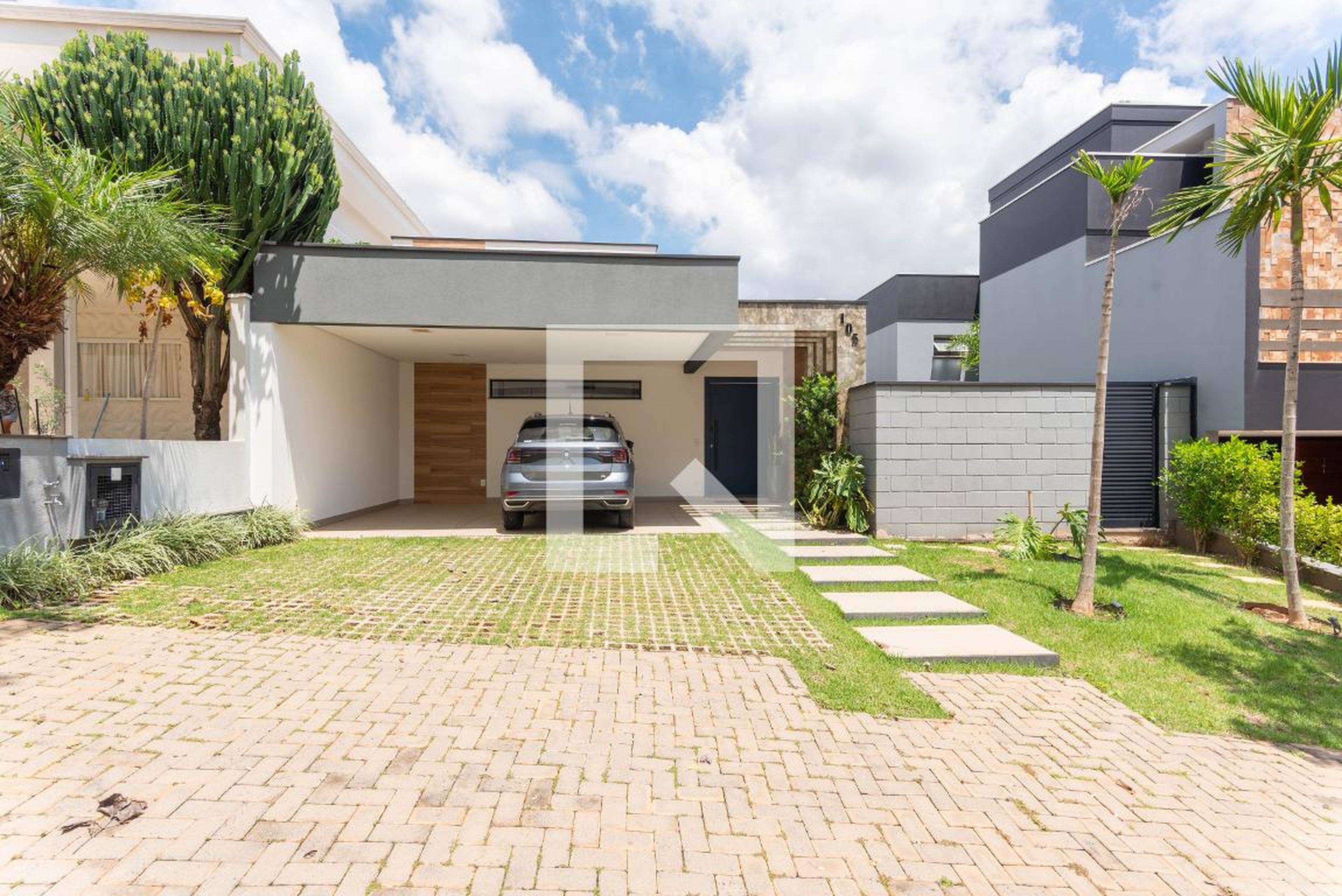 Fachada Condomínio em Rua Vicenzo Micaroni, 105