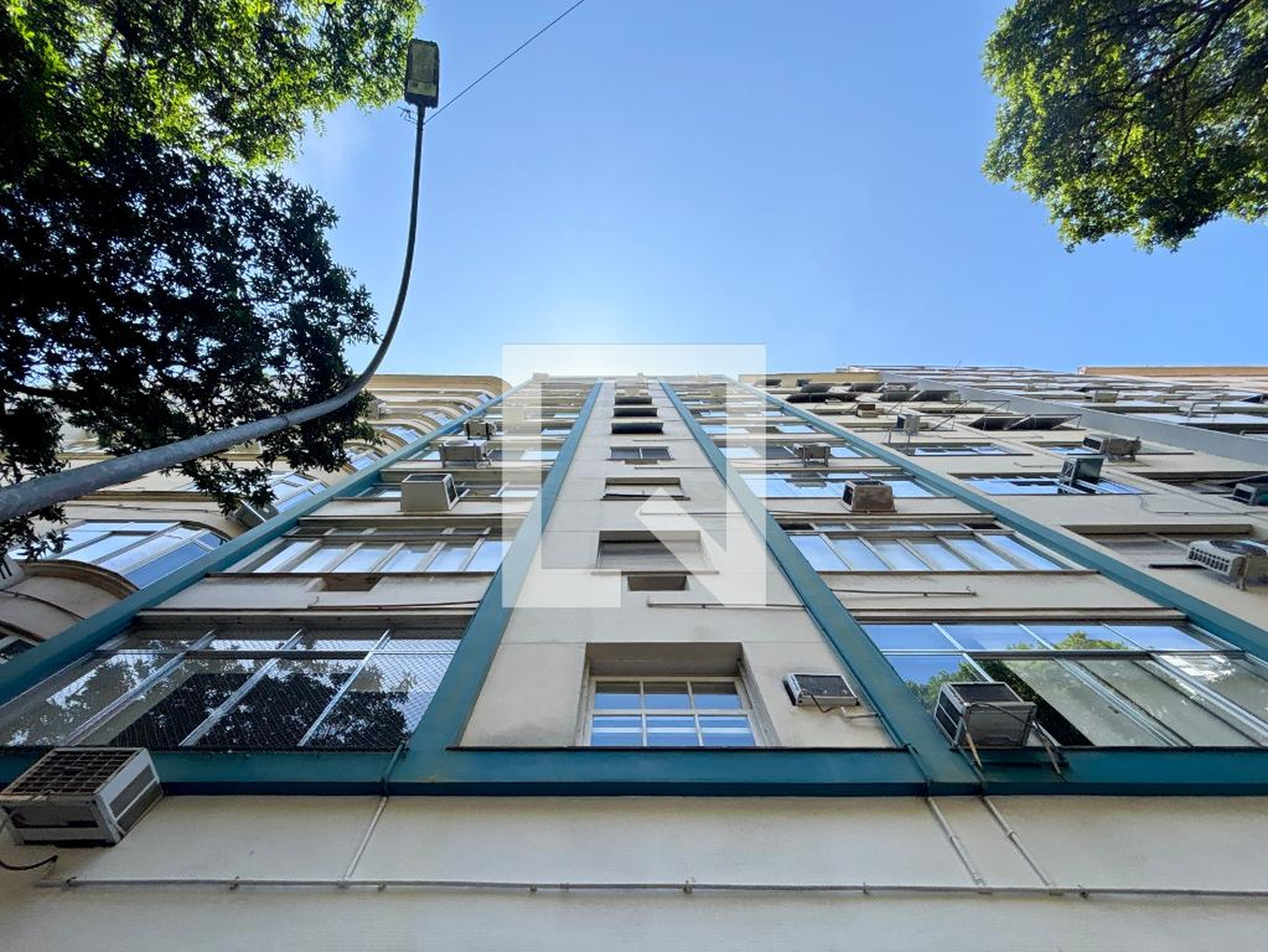 Fachada Condomínio em Rua Constante Ramos, 70