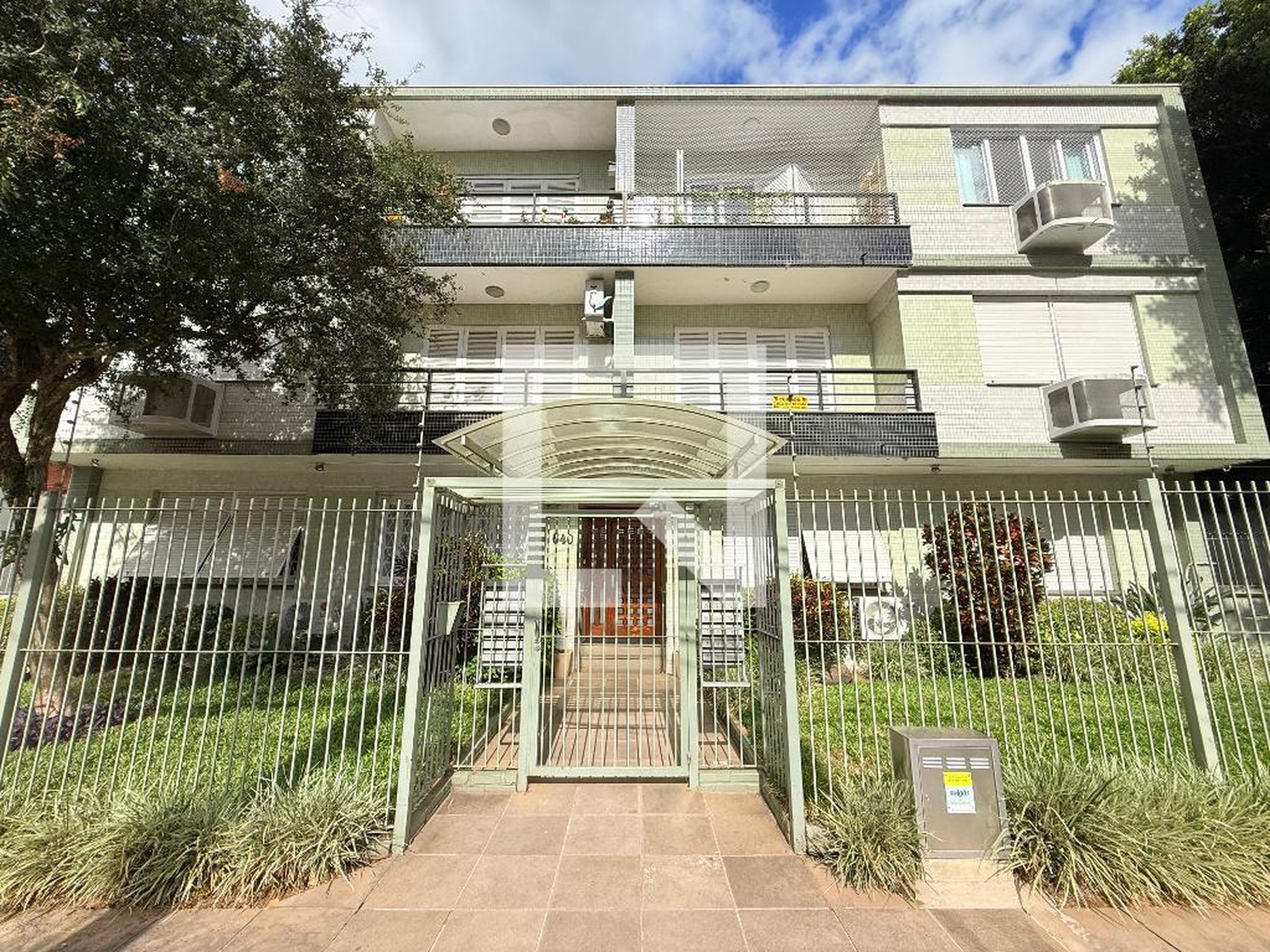 Fachada Condomínio em Rua Faria Santos, 2