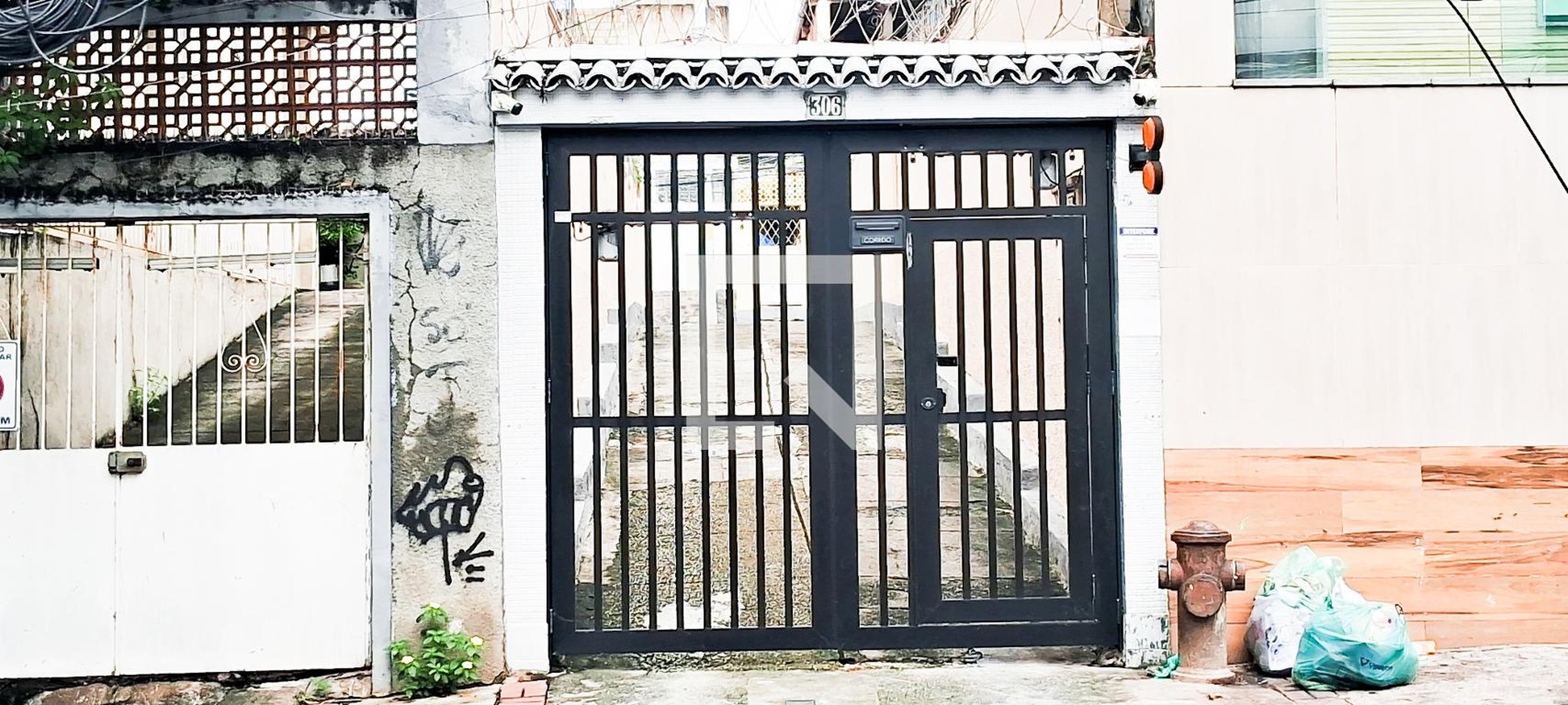 Fachada Condomínio em Rua Doutor Ferrari, 306