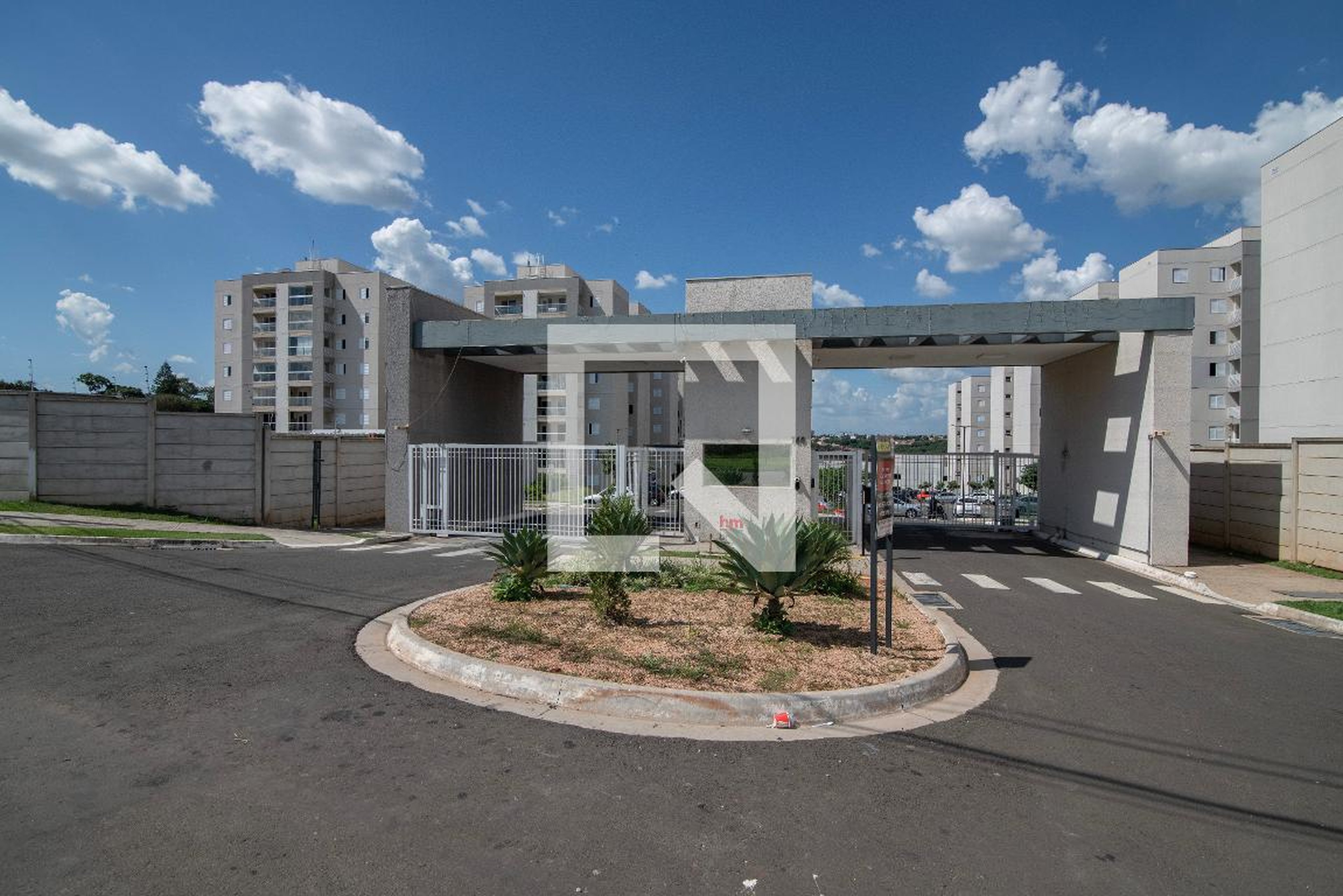 Fachada do Condomínio Condomínio Brisa da Mata Araucária