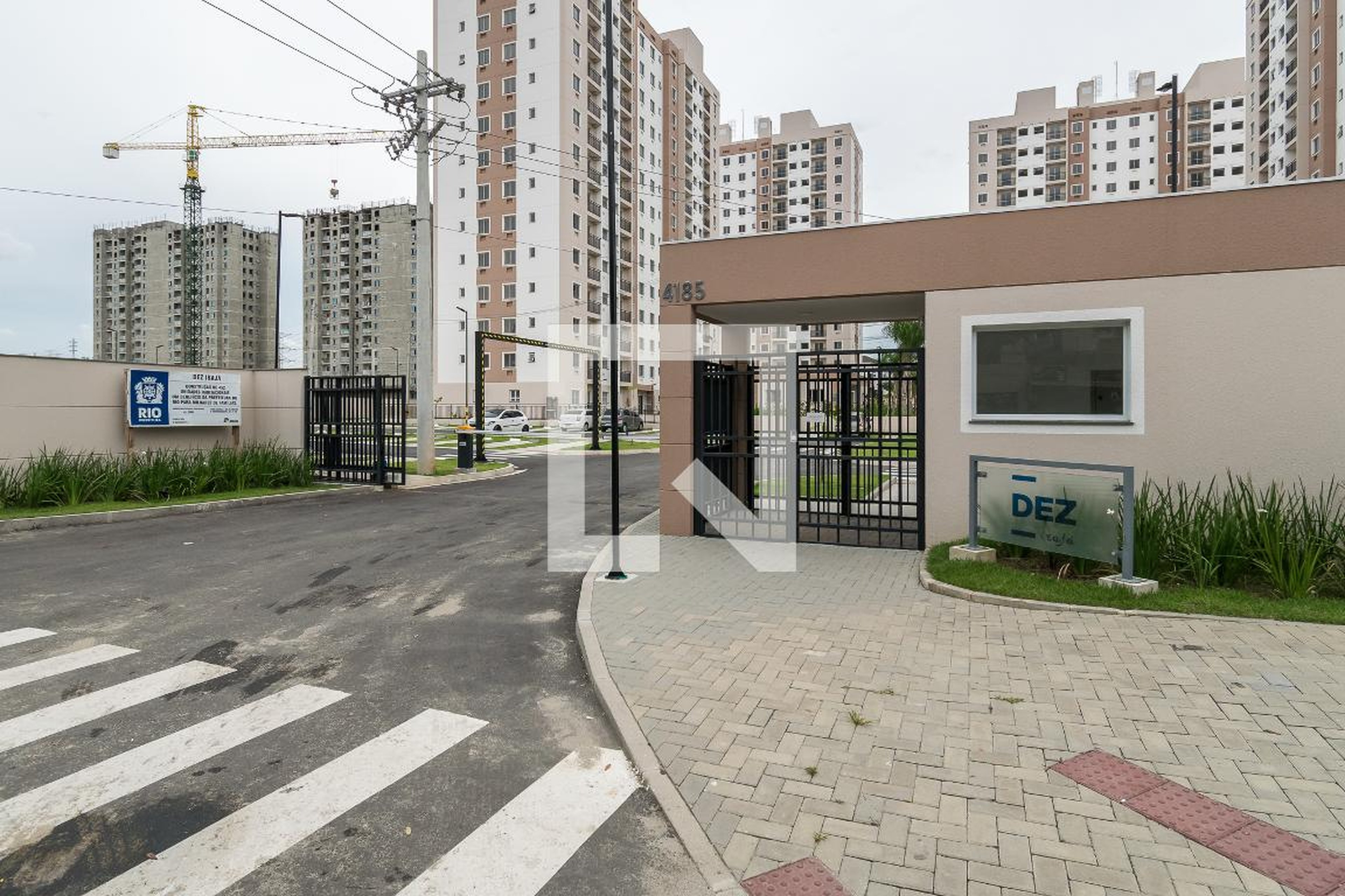 Fachada do Condomínio Condomínio Dez Irajá