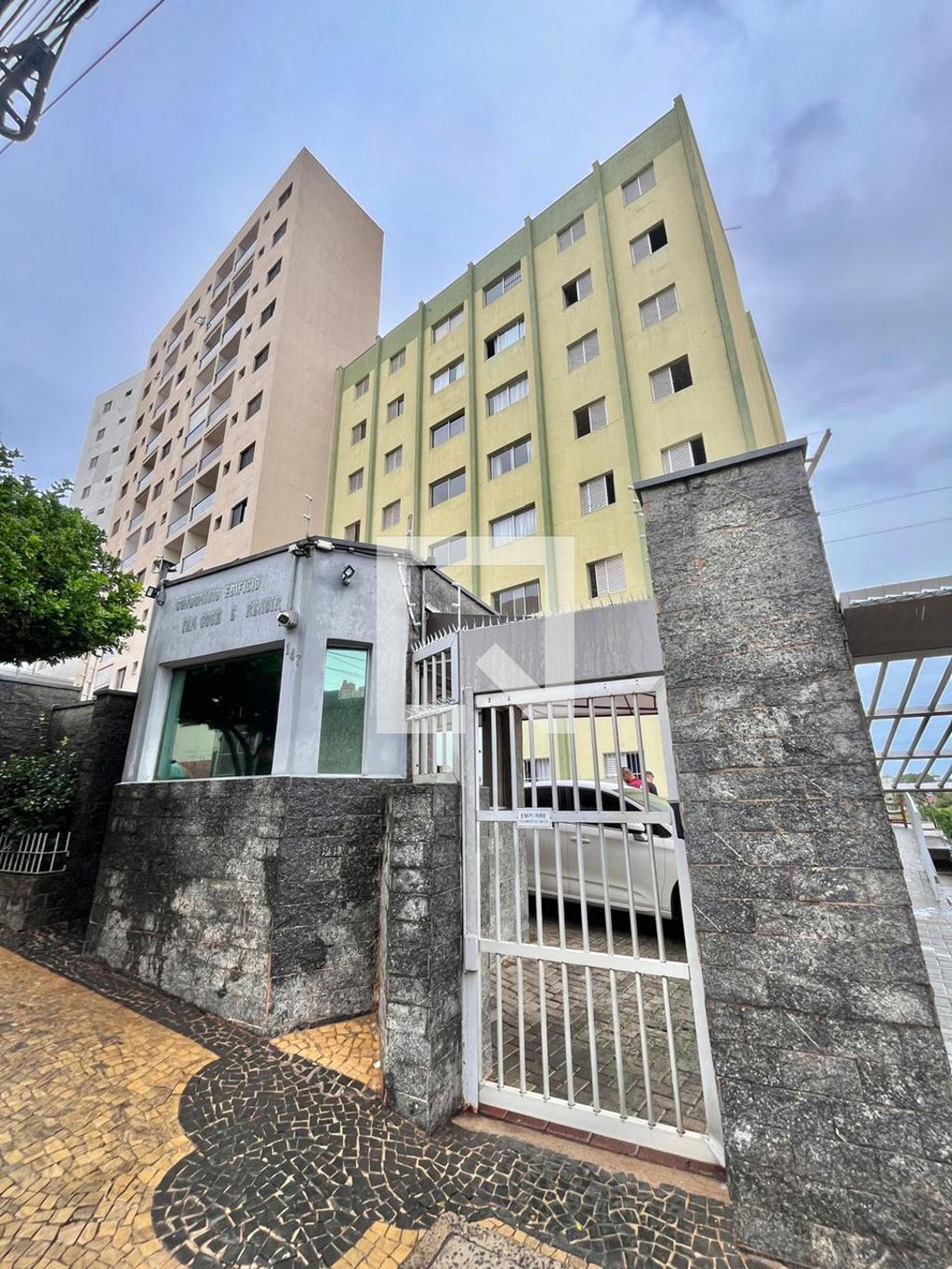 Fachada do Prédio Condomínio em Rua Oscar Leite, 147