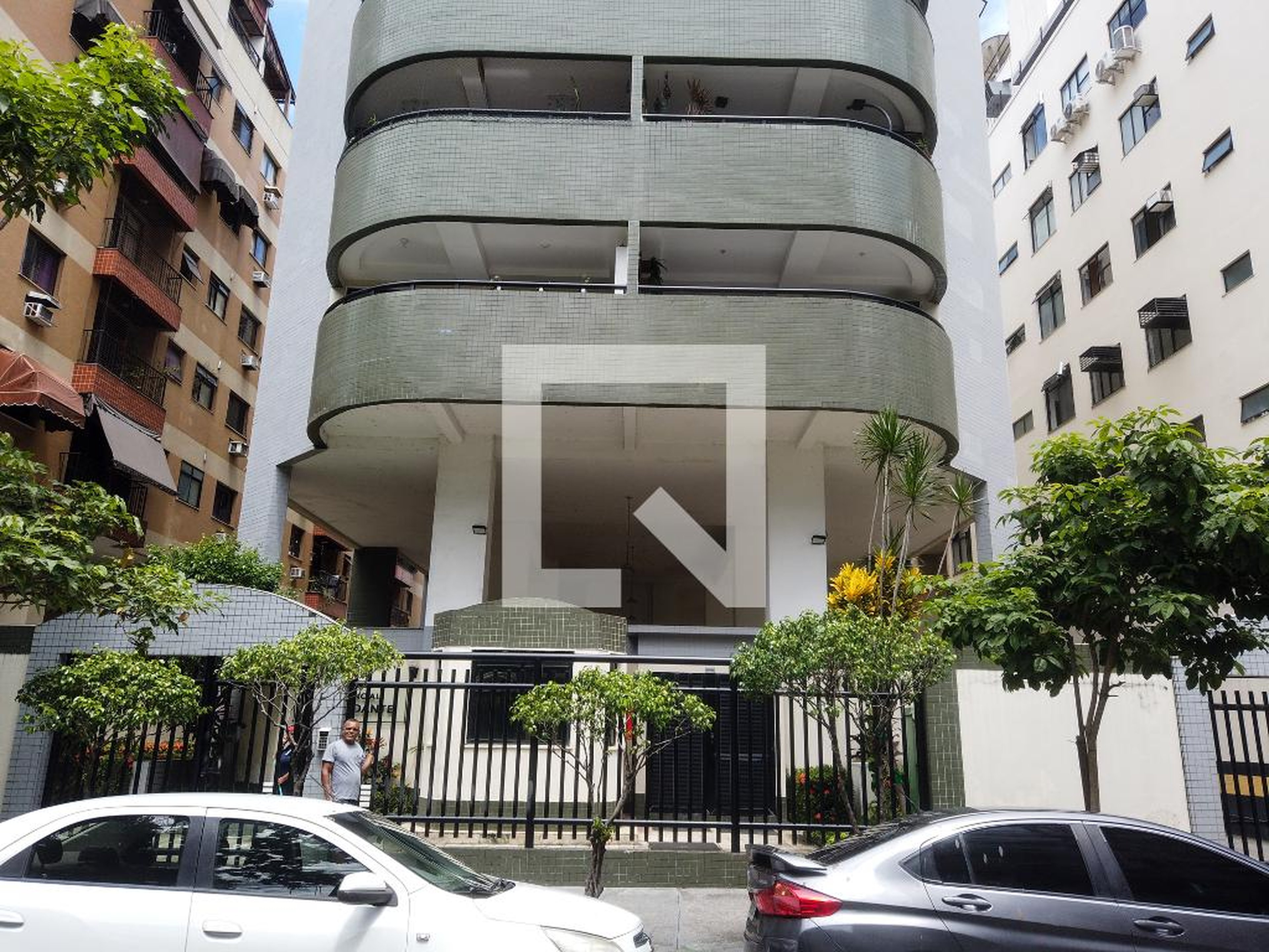 Fachada Condomínio em Rua Comandante Rubens Silva, 2