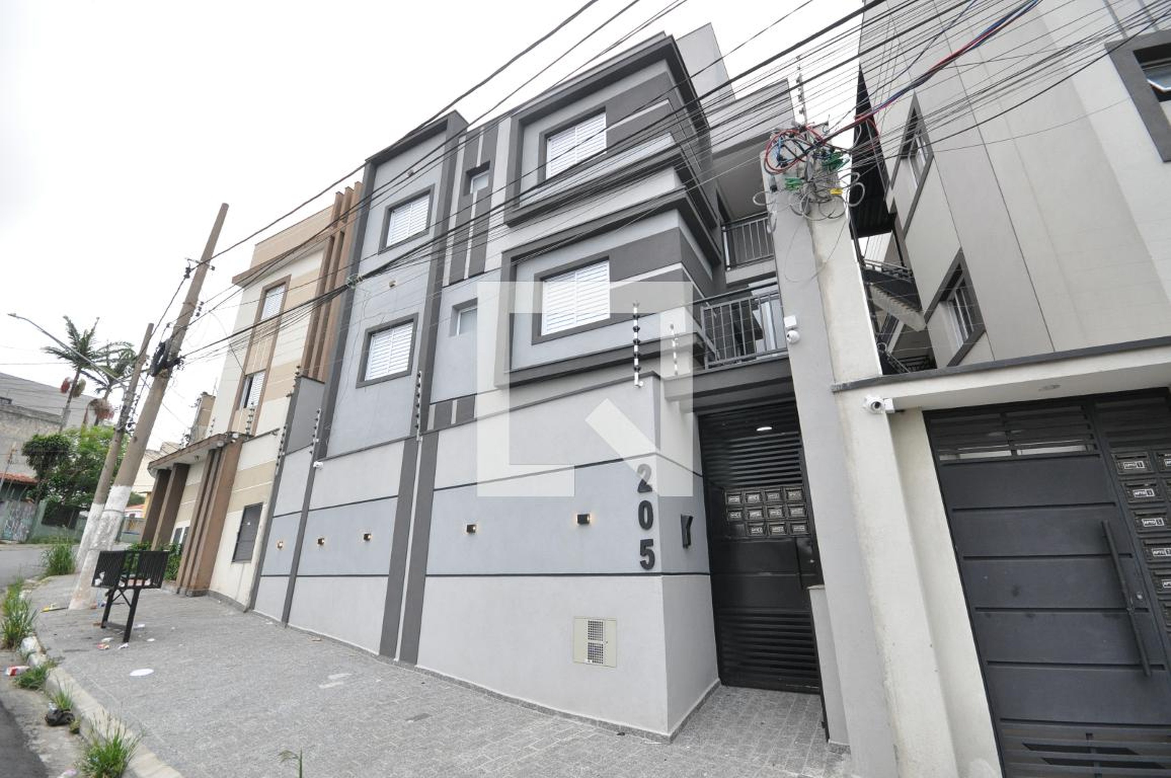 Fachada Condomínio em Rua Monte D'Ouro, 205
