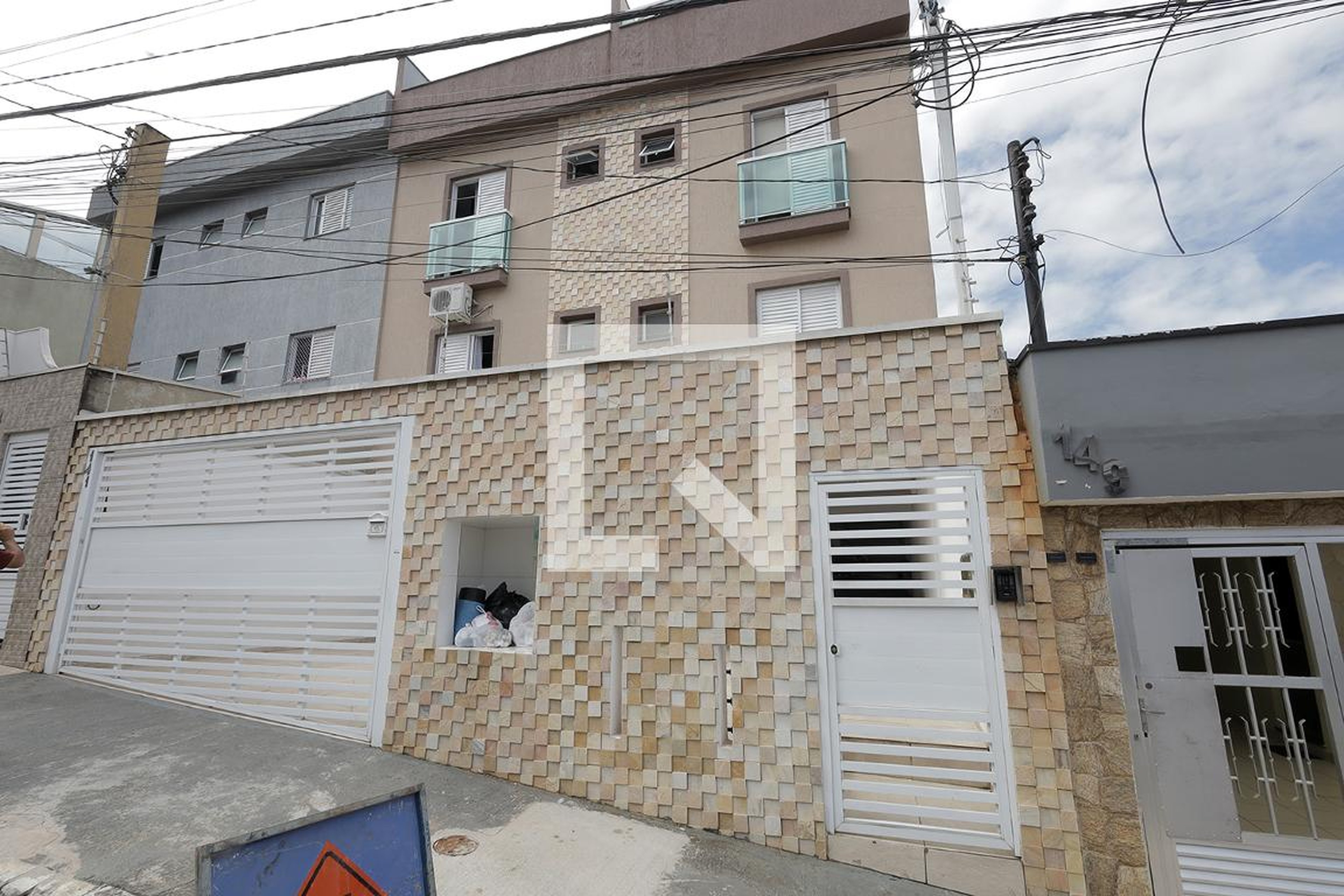 Fachada Condomínio em Rua Amarílis, 141