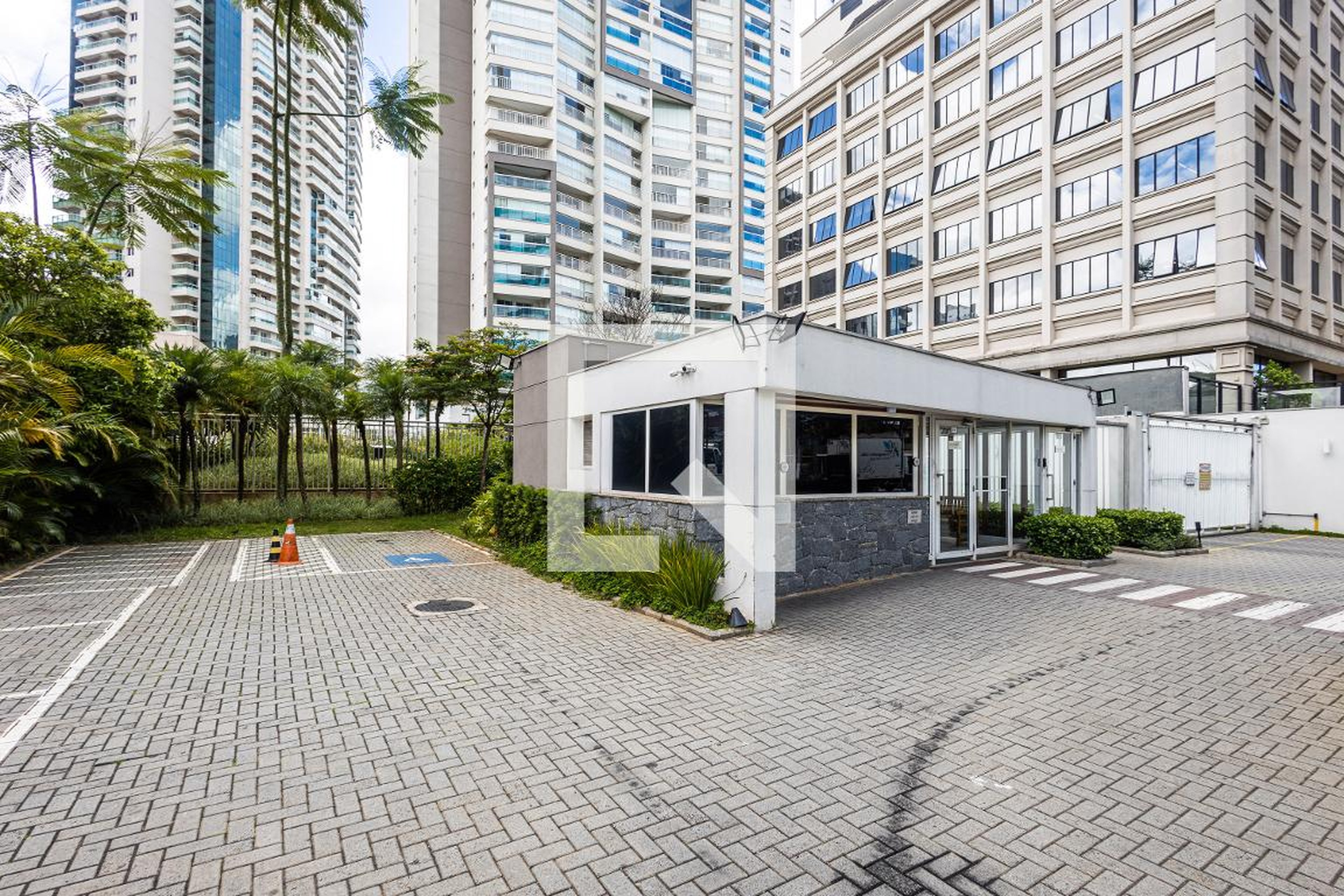 Fachada Condomínio Summit Pinheiros