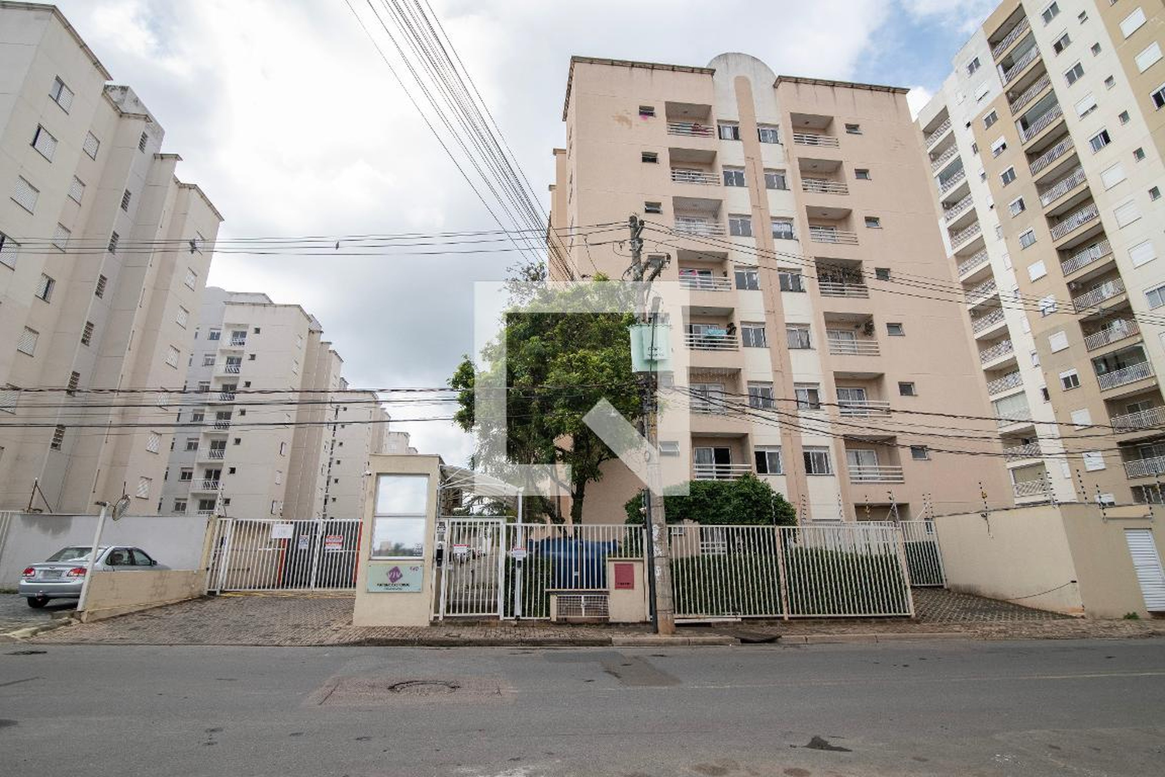 Fachada do Condomínio Condomínio Parque das Rosas