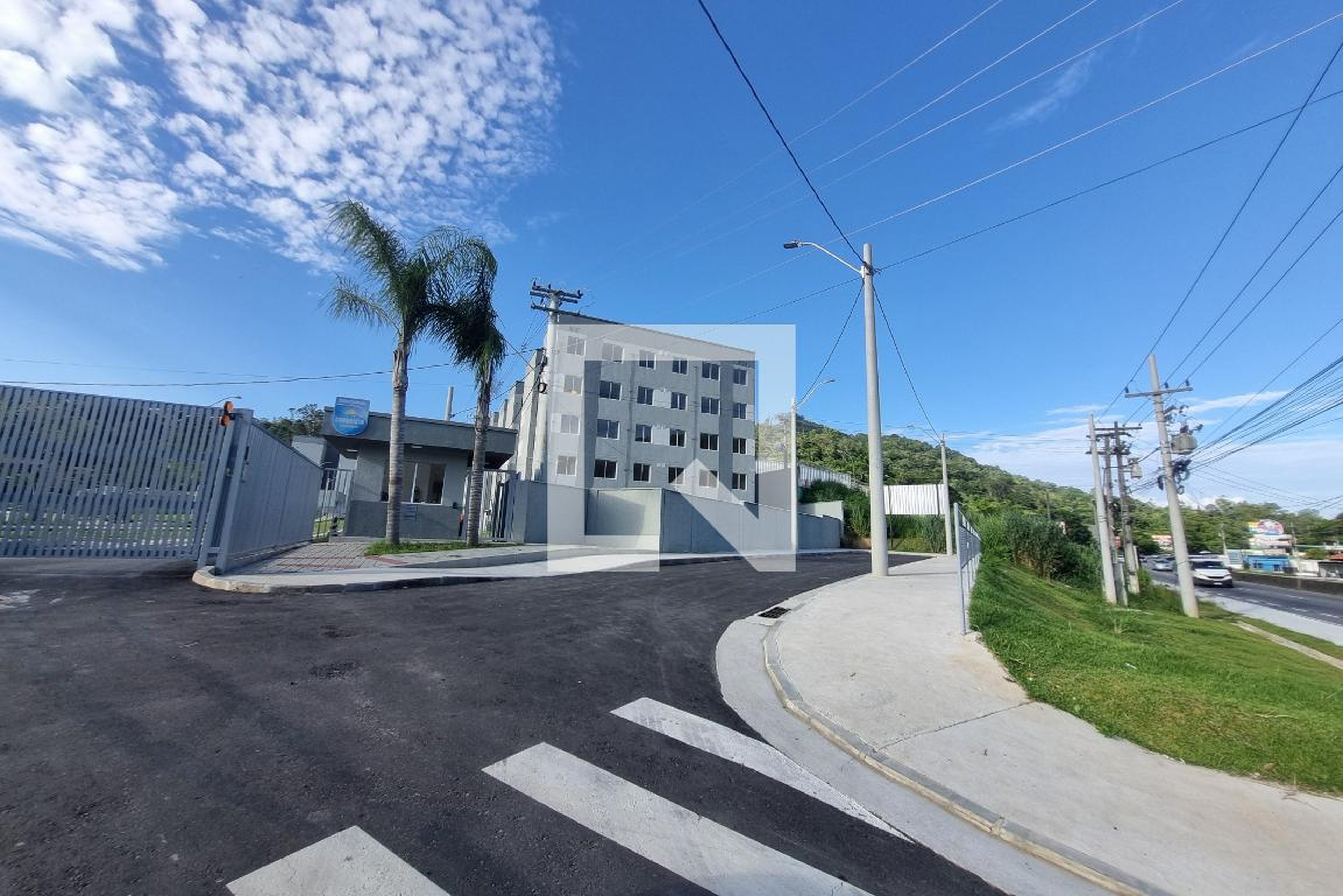 Fachada Condomínio em RJ-106, 1