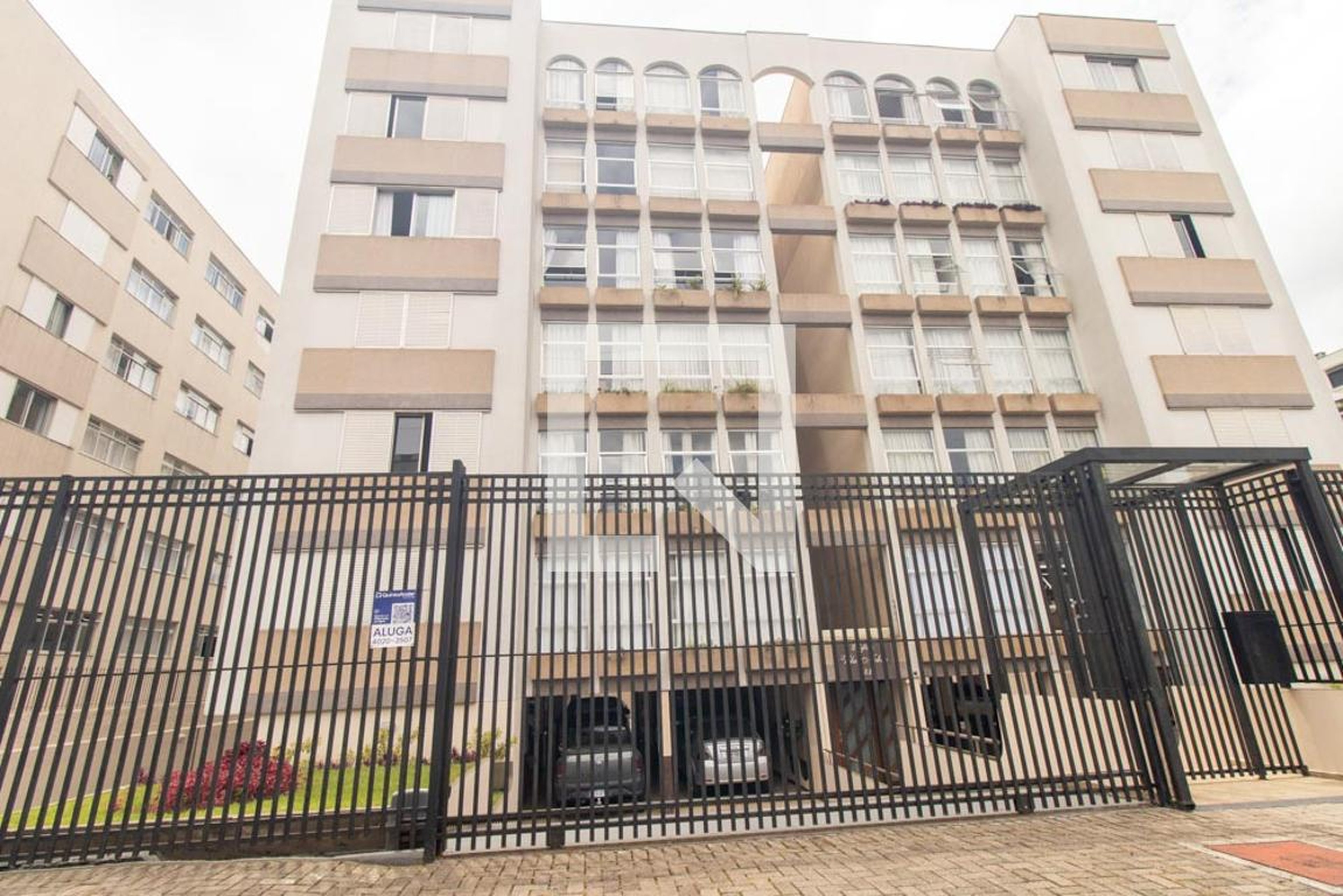 Fachada Condomínio em Rua Petit Carneiro, 542