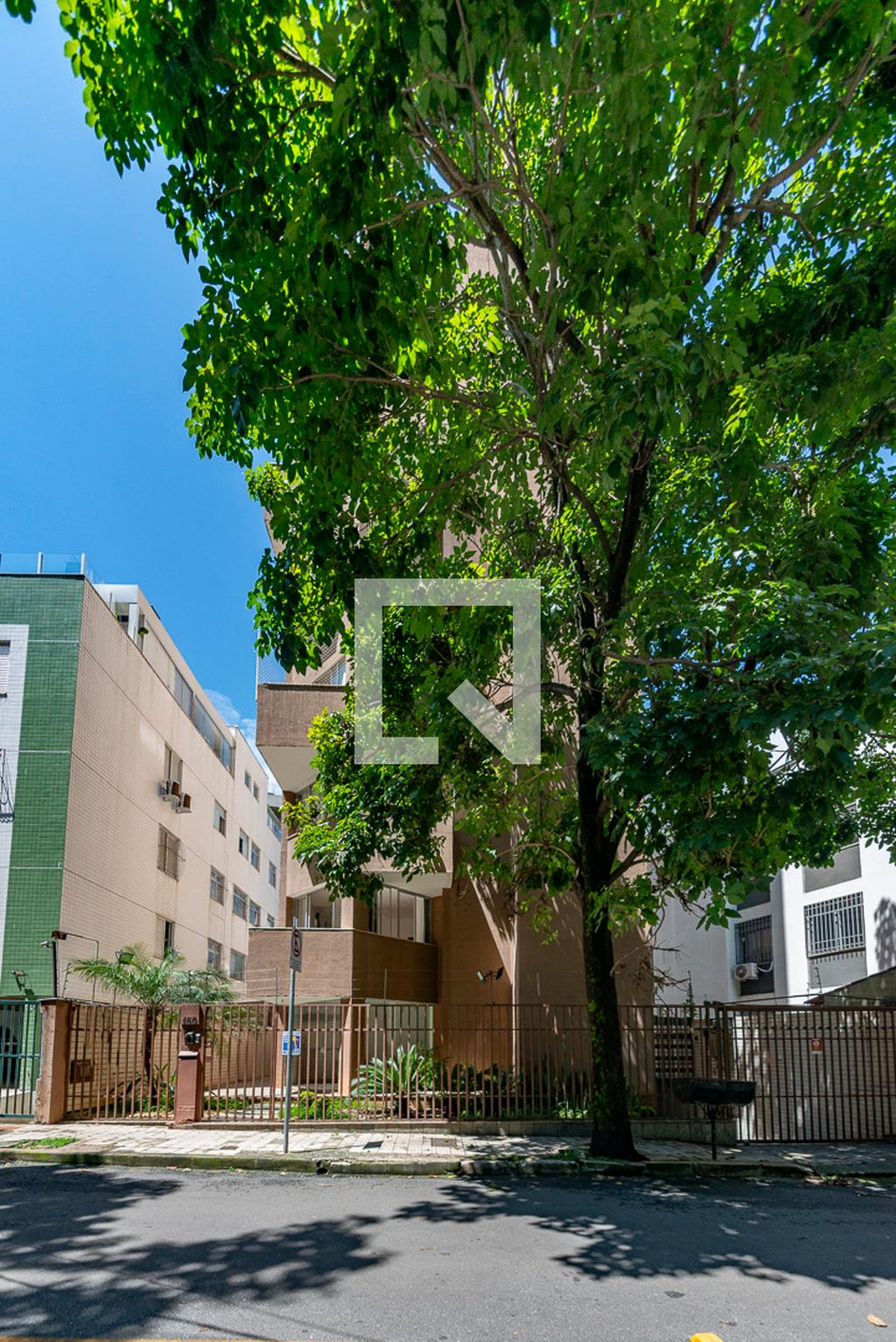 Fachada Condomínio em Rua Henrique Sales, 160