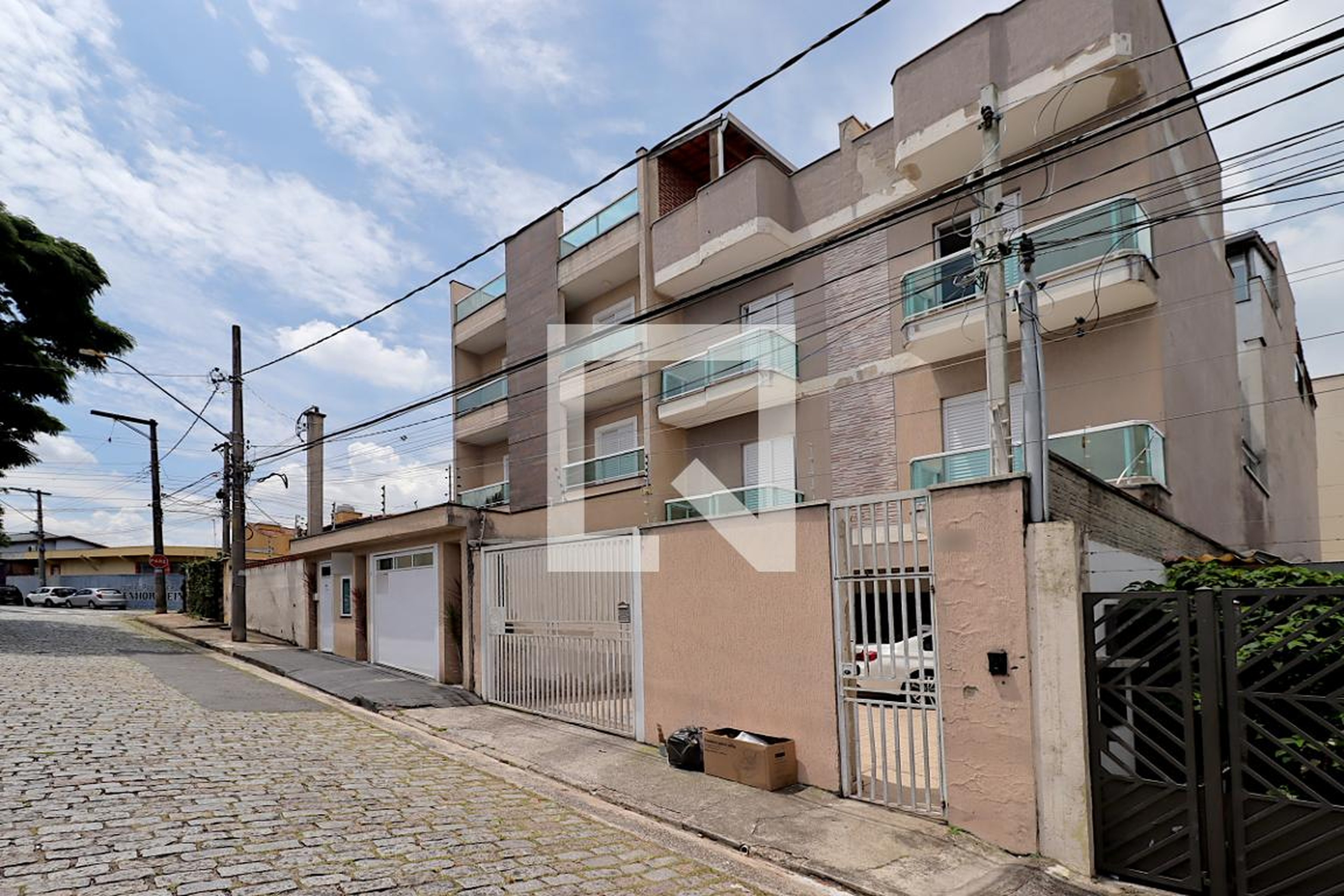 Fachada Condomínio em Rua Afonso Arinos, 266