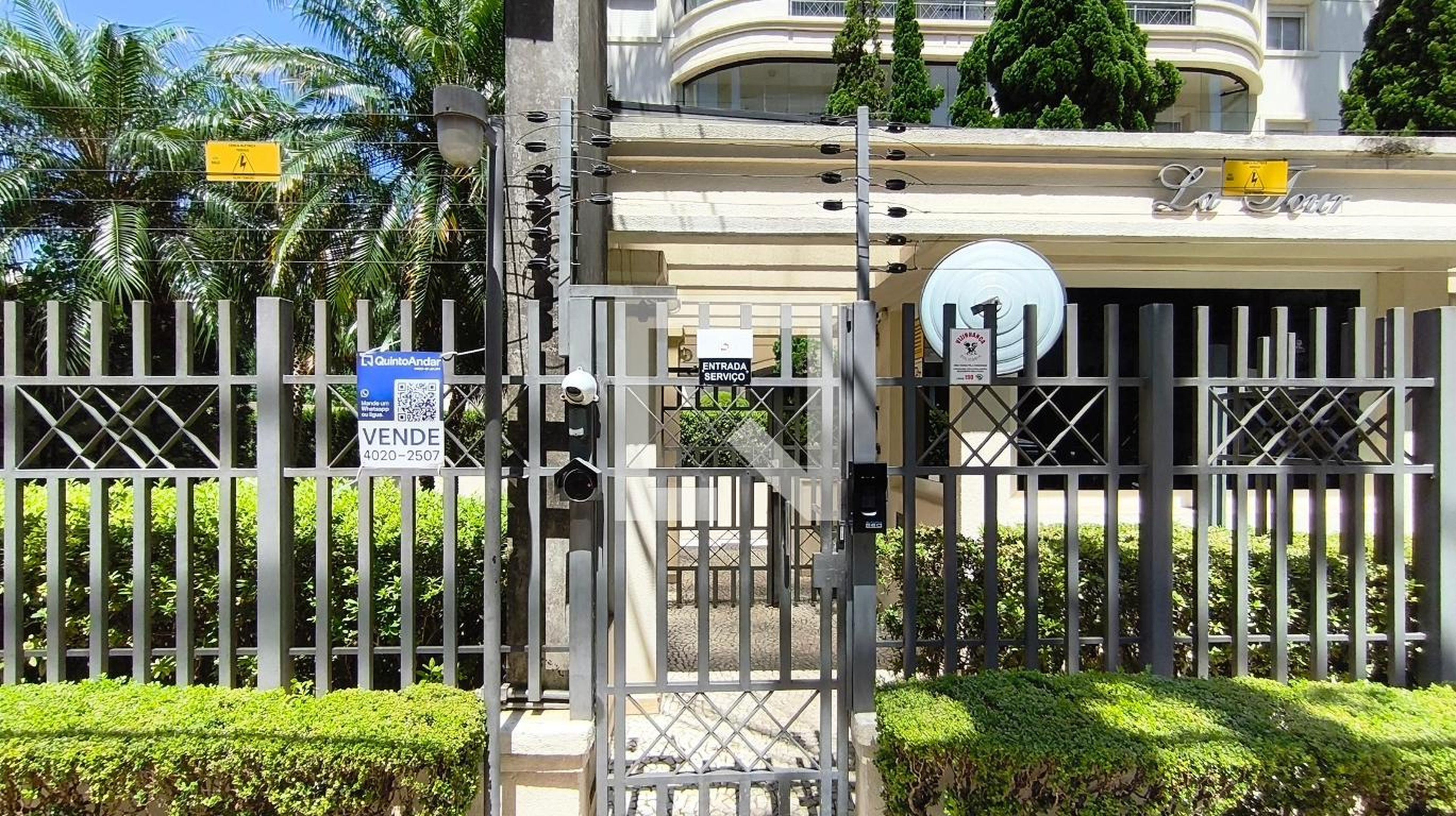 Fachada Condomínio La Tour