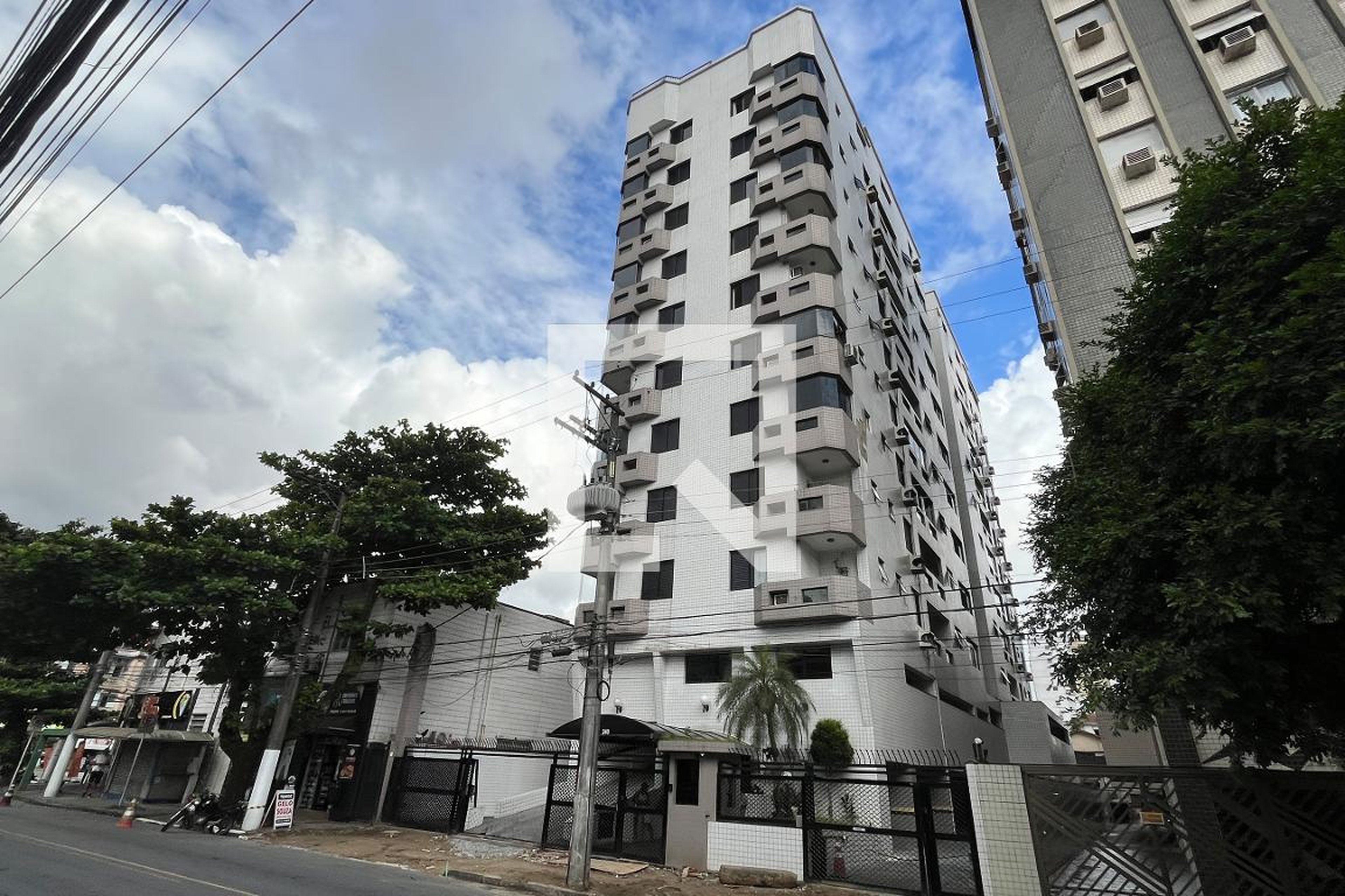 Fachada Condomínio em Rua Oswaldo Cochrane, 204