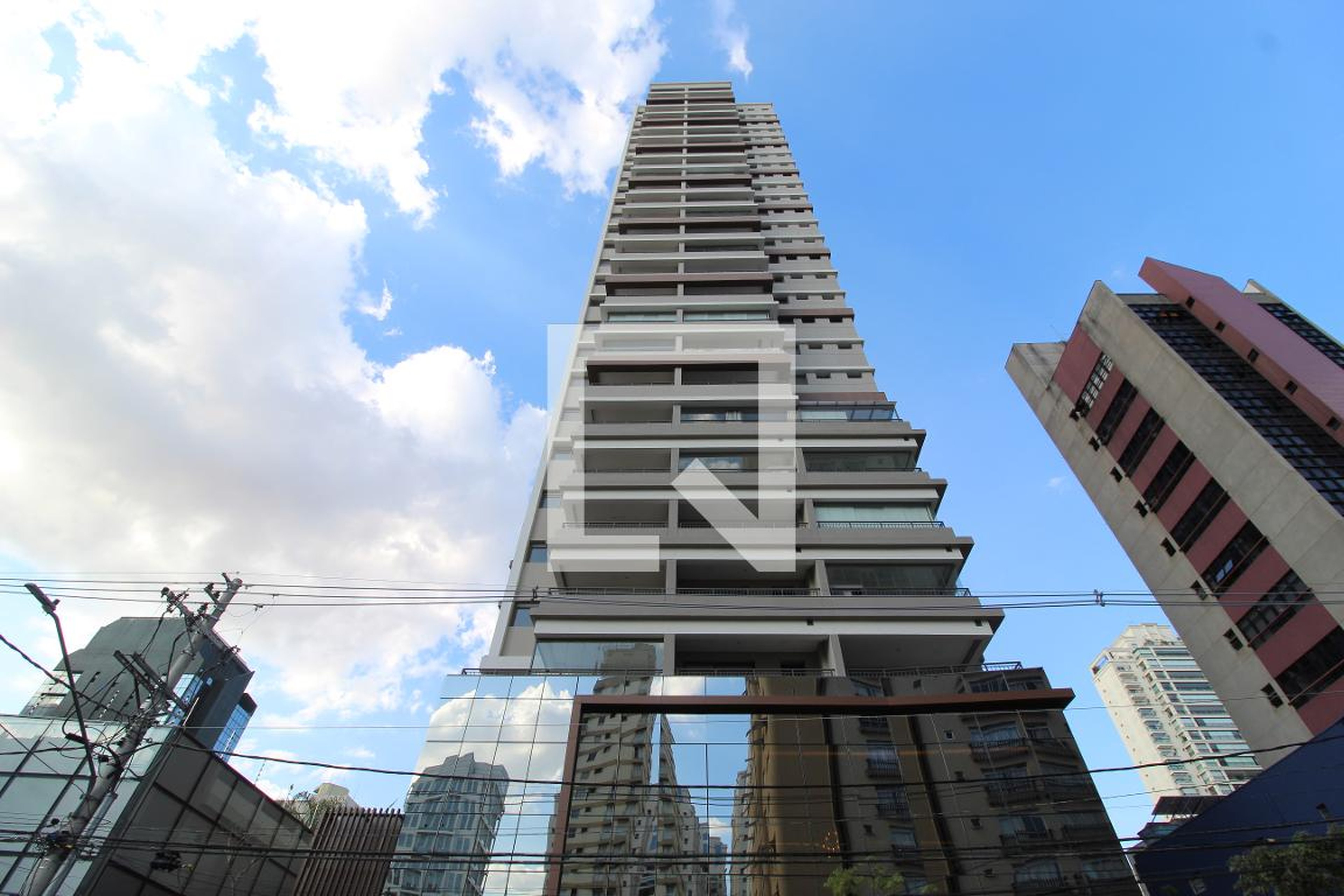 Fachada do Prédio Condomínio em Avenida Jamaris, 300