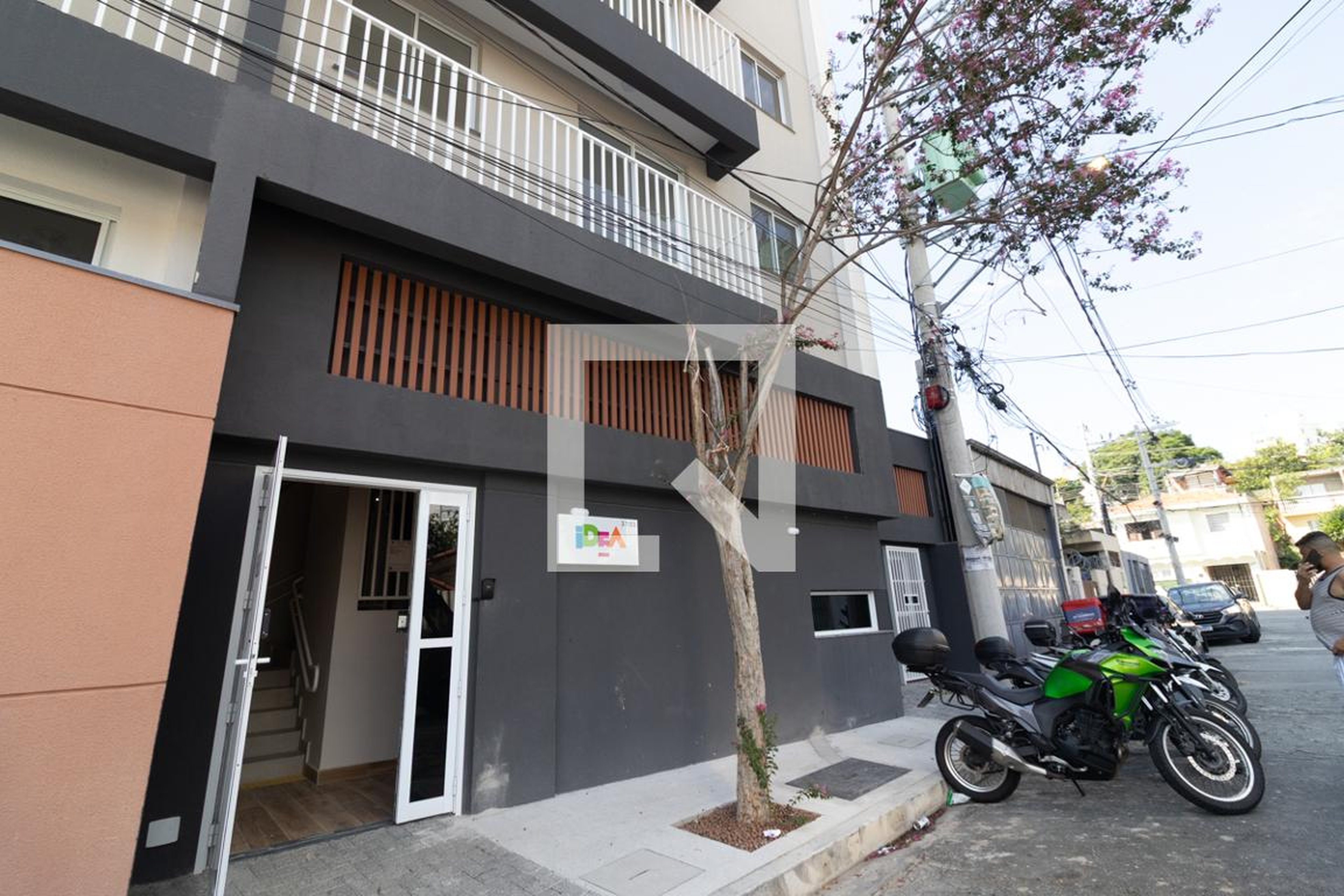 Fachada Condomínio em Rua Adriano Cintra, 53