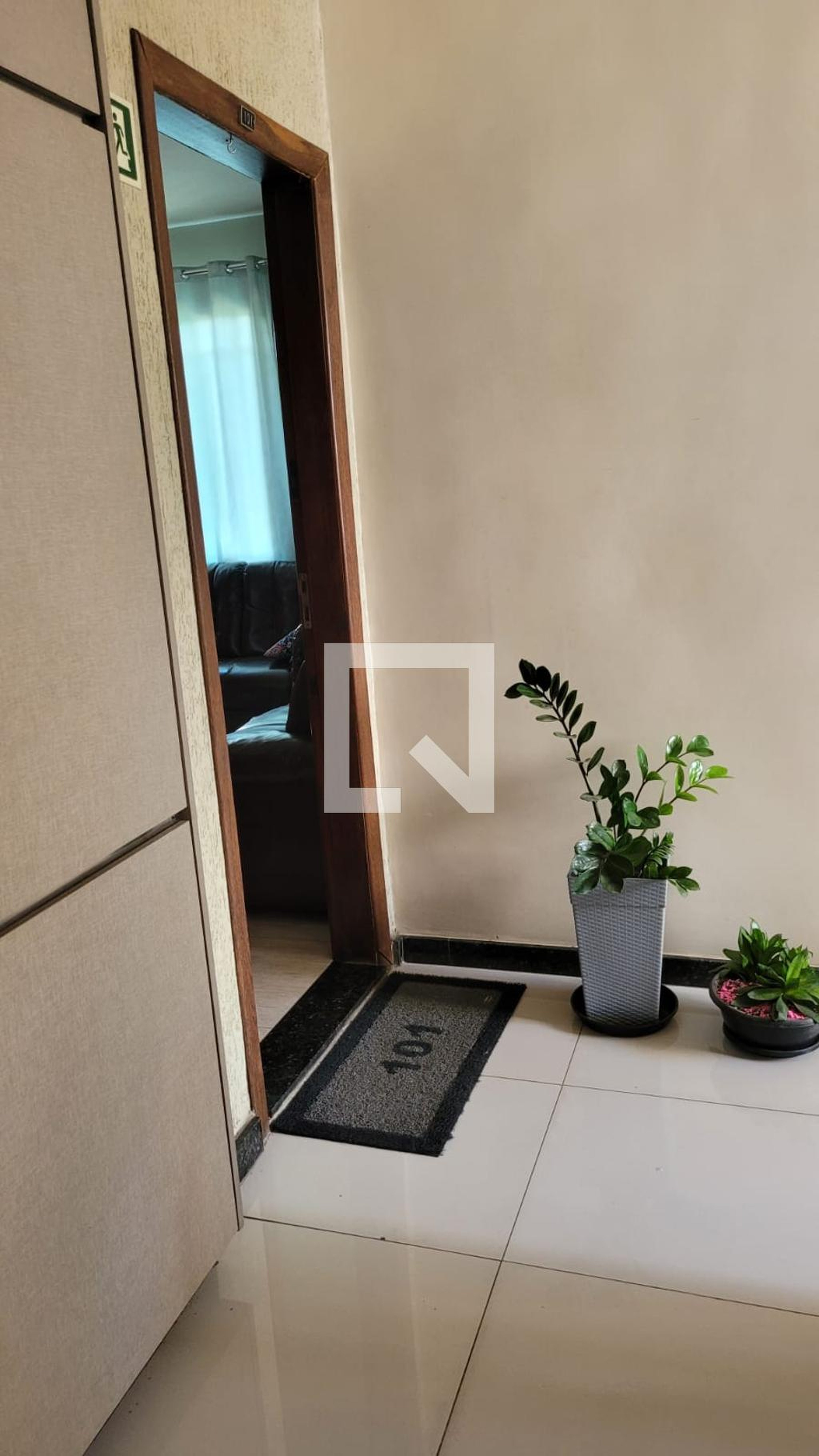 Entrada Condomínio em Rua Uirapiana, 231