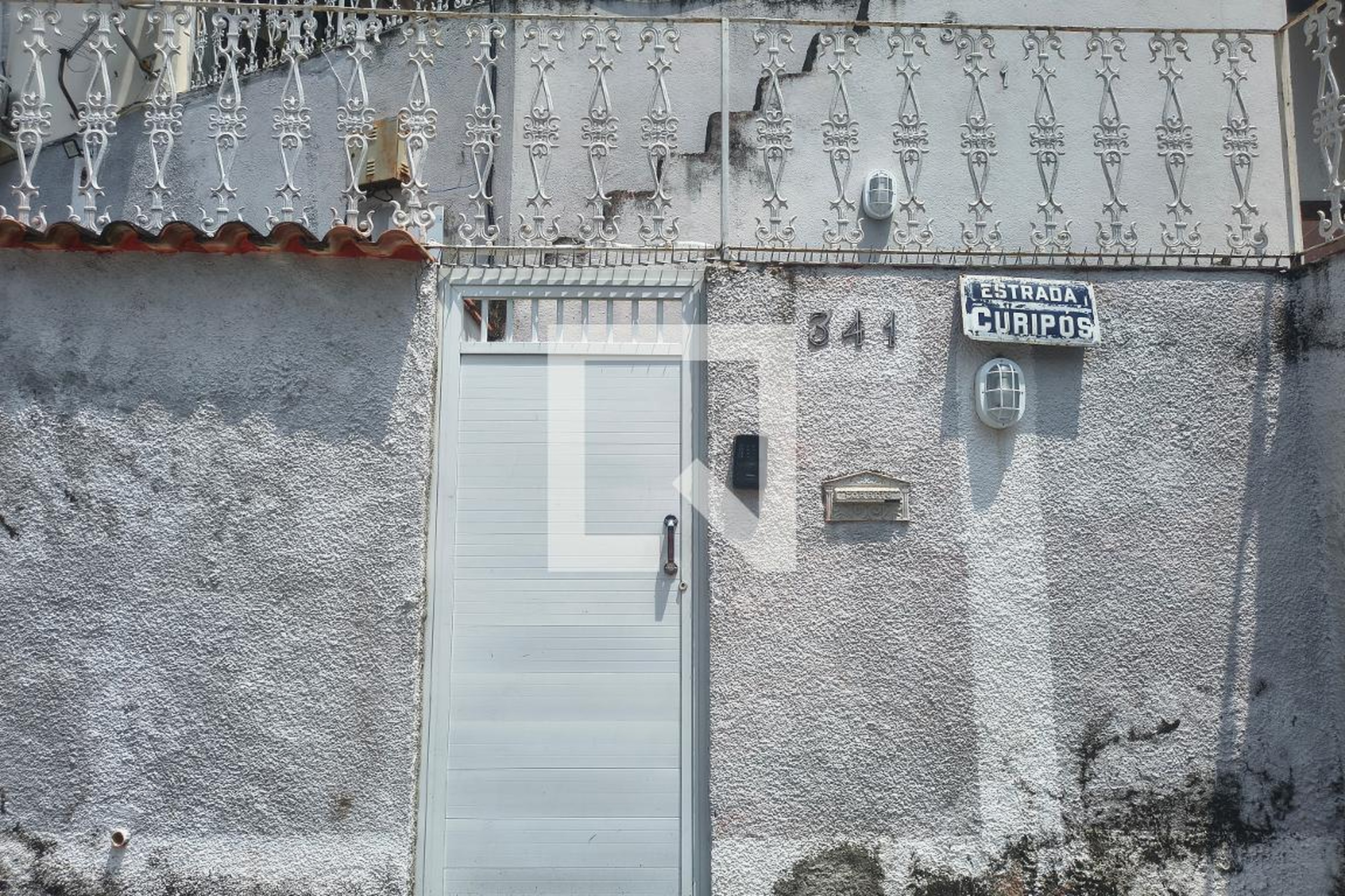 Fachada do condomínio Condomínio em Estrada Curipos, 341