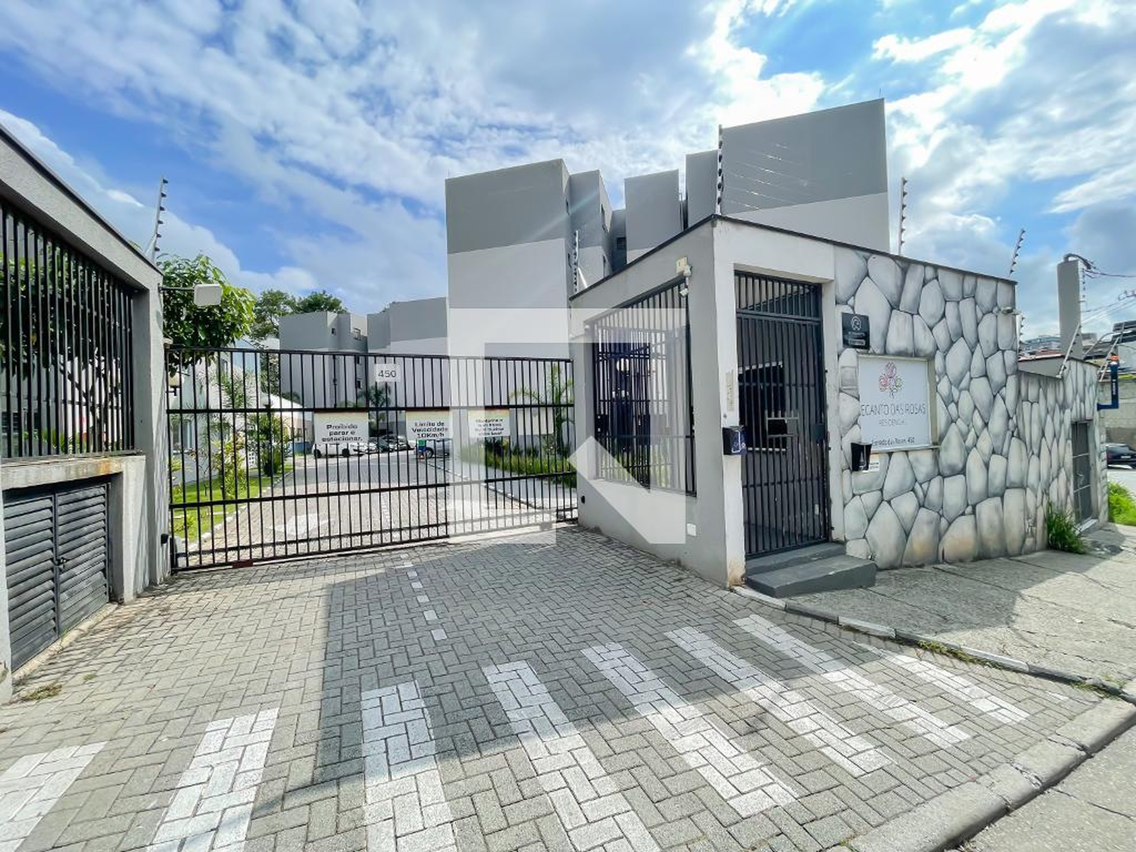 Fachada Condomínio em Estrada das Rosas, 450