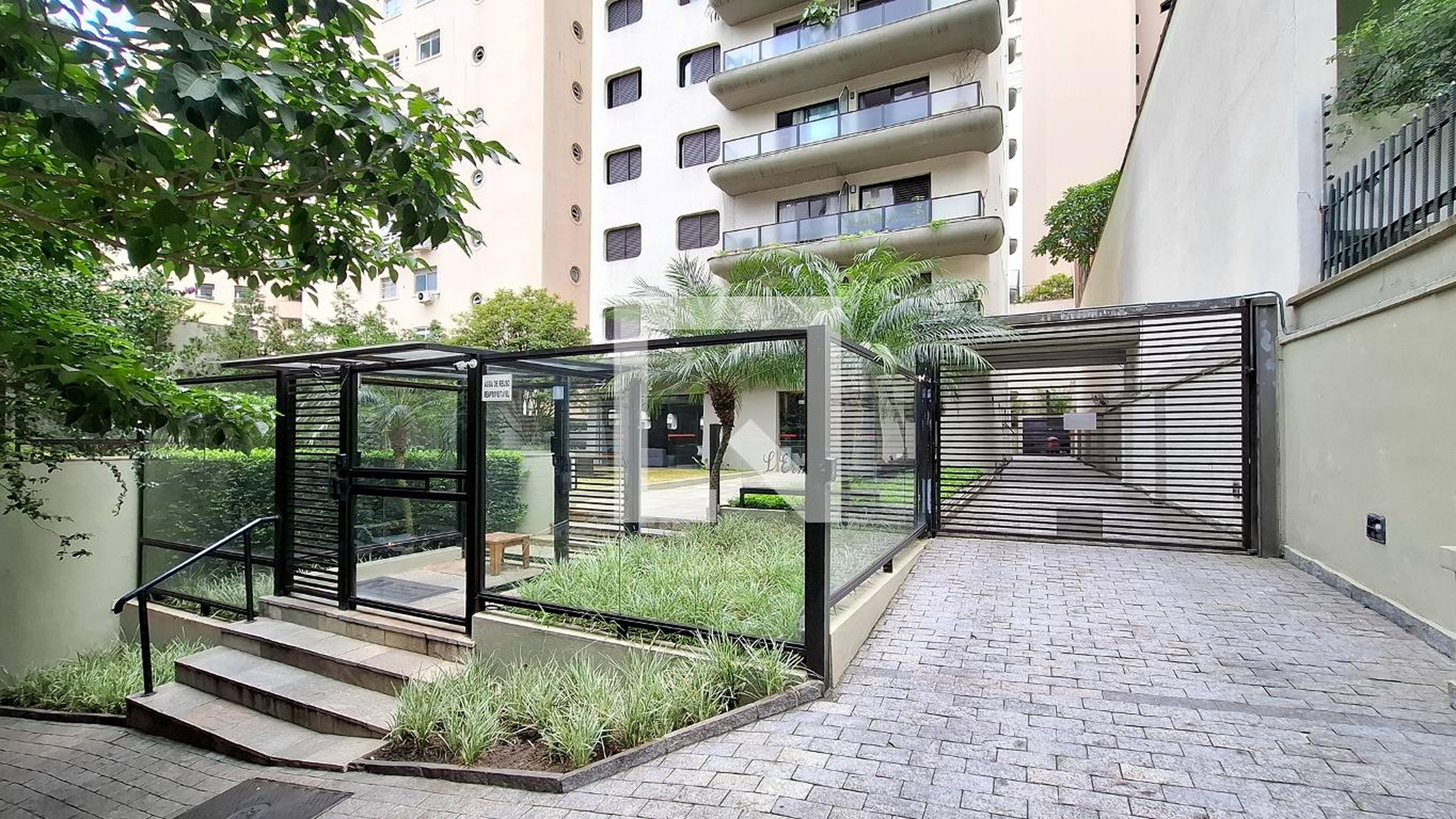 Fachada do Prédio Condomínio LHermitage Flat