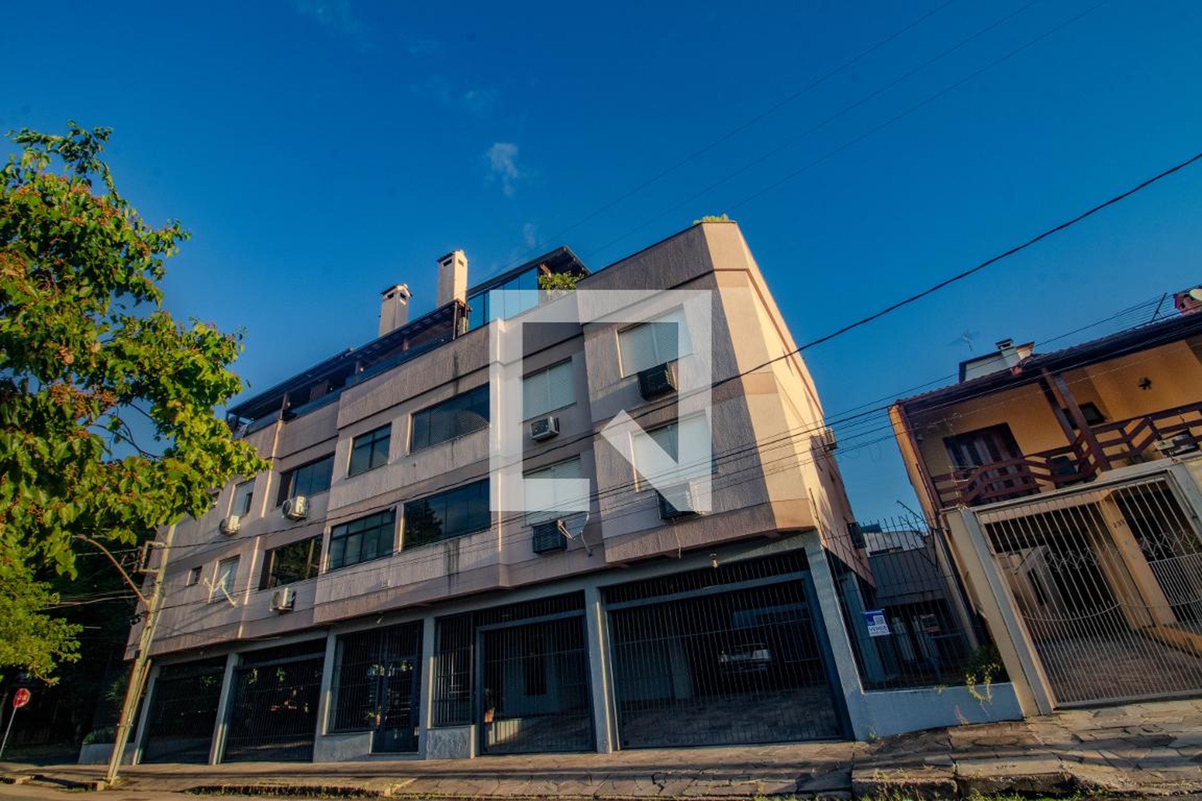 Fachada Condomínio em Rua Aparício Mariense, 255