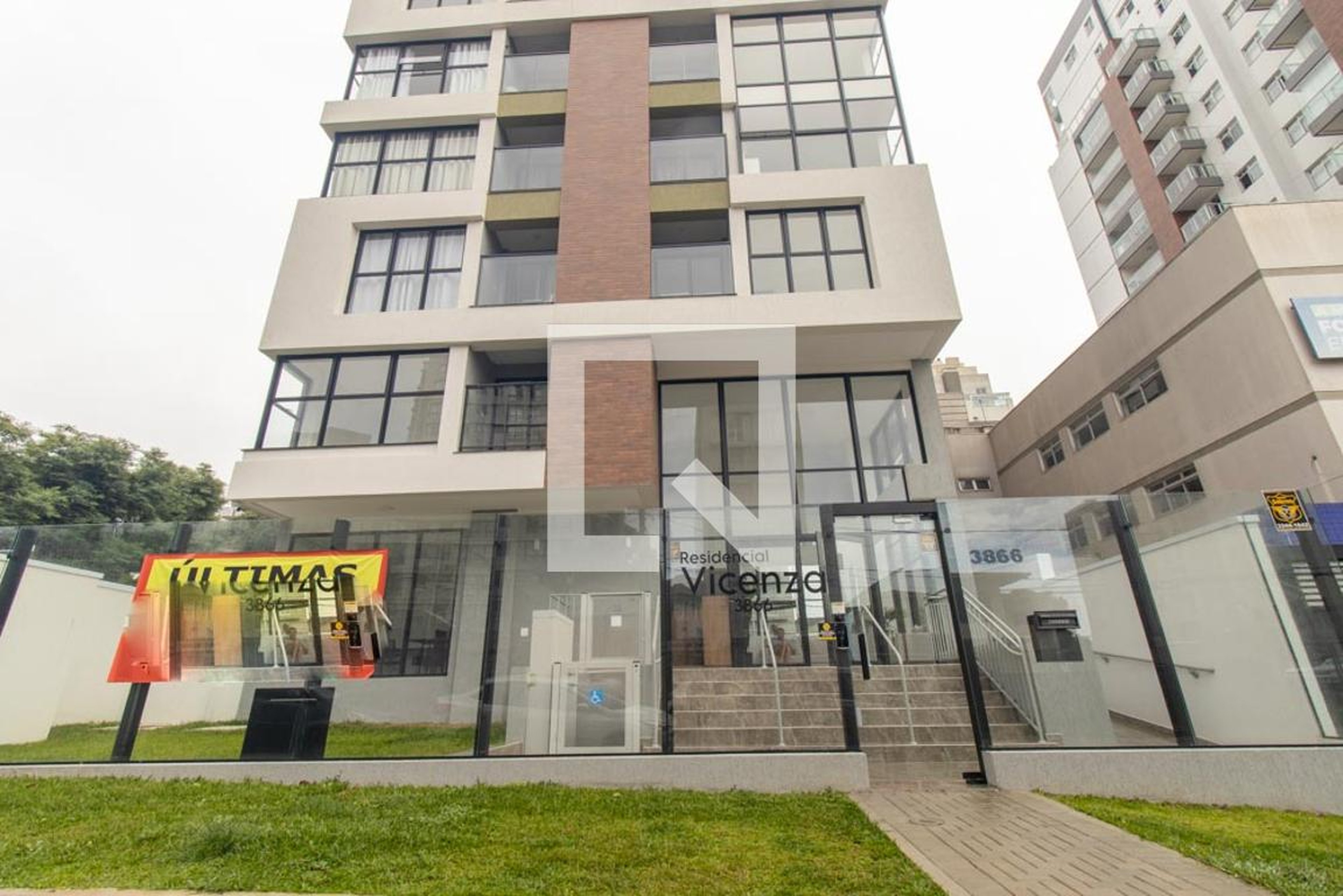 Fachada Condomínio em Rua Augusto de Mari, 3866